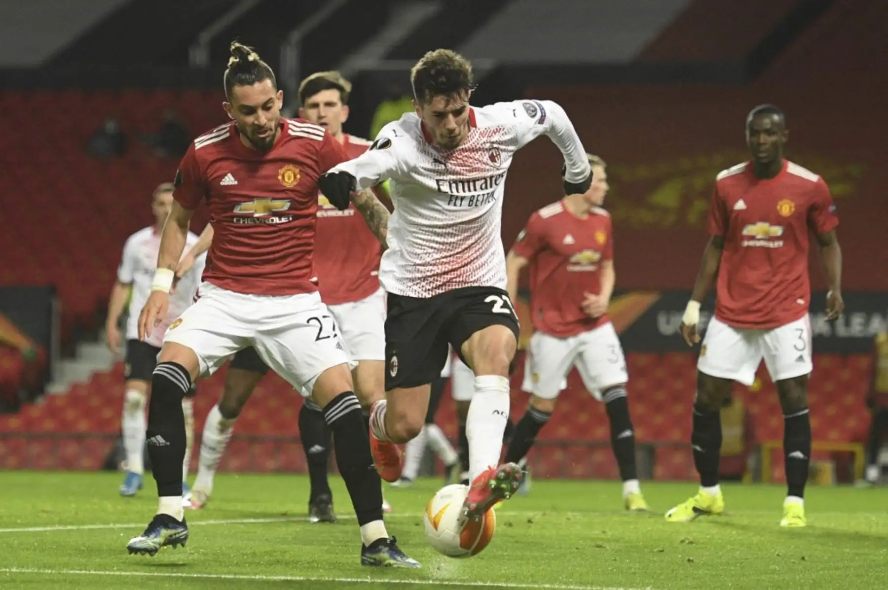 El centrocampista español del AC Milan Brahim Diaz, disputa el balón como el defensor brasileño del Manchester United Alex Telles durante la ronda de la UEFA Europa League16 del  primer partido de fútbol entre el Manchester United y el AC Milan en Old Trafford en Manchester, noroeste Inglaterra. Foto: AFP