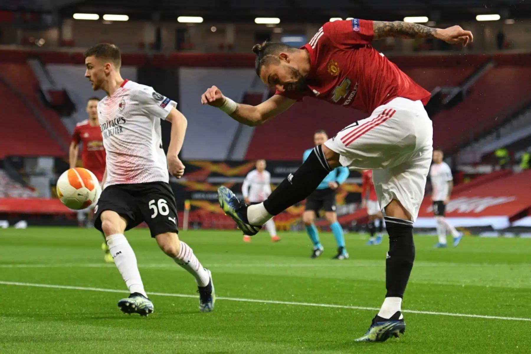 El defensor brasileño del Manchester United Alex Telles  patea un despeje durante el partido de ida de los octavos de final de la UEFA Europa League entre el Manchester United y el AC Milan en Old Trafford en Manchester, noroeste de Inglaterra. Foto: AFP