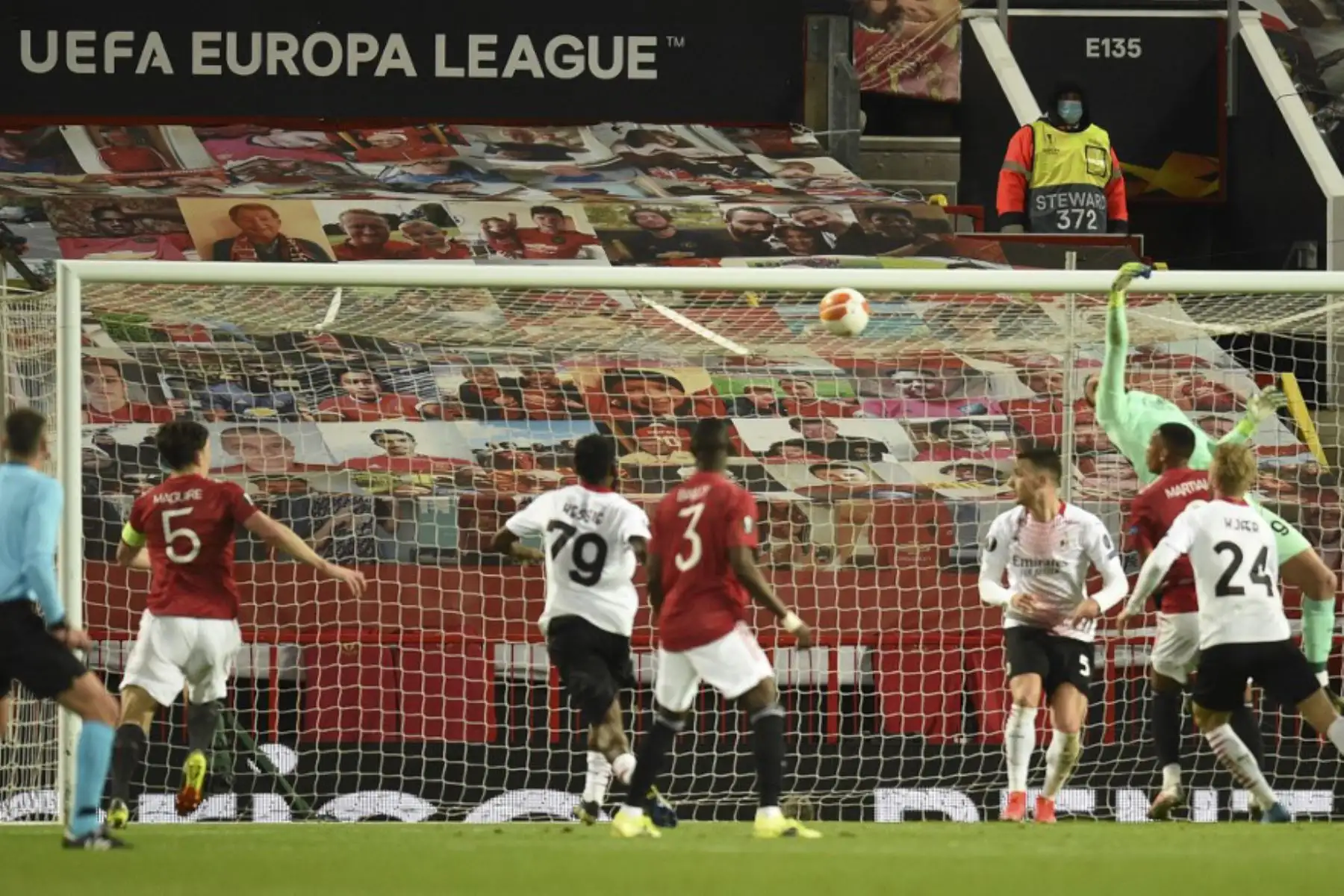 El balón rebota hacia arriba y cruza la portería después de que el defensor inglés del Manchester United Harry Maguire, golpeara el poste a quemarropa durante el partido de ida de los octavos de final de la UEFA Europa League entre el Manchester United y el AC Milan en Old Trafford en Manchester, noroeste Inglaterra. Foto: AFP