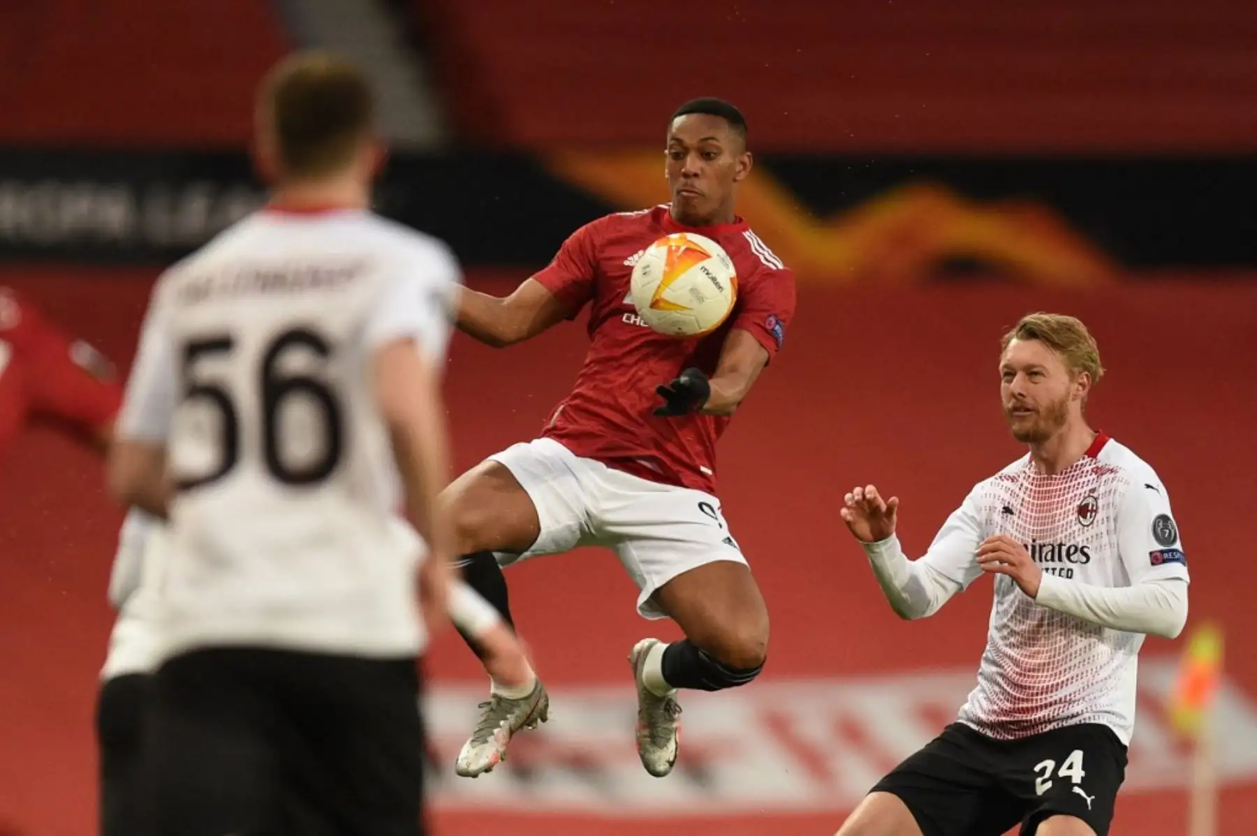 El delantero francés del Manchester United Anthony Martial controla el balón durante el partido de ida de los octavos de final de la UEFA Europa League entre el Manchester United y el AC Milan en Old Trafford en Manchester, noroeste de Inglaterra. Foto: AFP