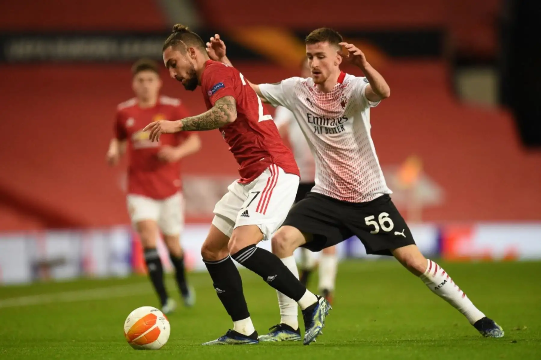 El defensor brasileño del Manchester United Alex Telles se enfrenta al centrocampista belga del AC Milan Alexis Saelemaekers, durante los octavos de final de la UEFA Europa League primer partido de fútbol entre el Manchester United y el AC Milan en Old Trafford en Manchester, noroeste de Inglaterra. Foto: AFP