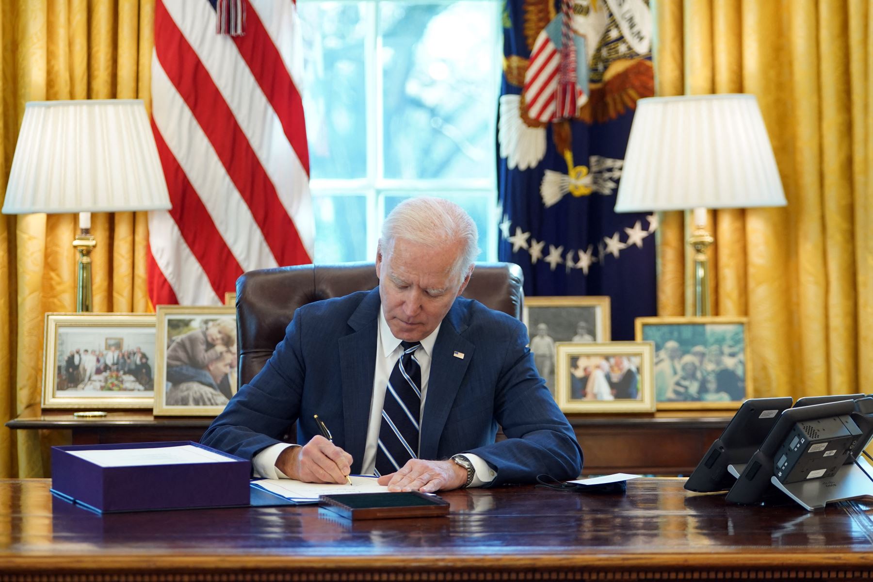 Este ambicioso paquete de rescate se convierte así en la primera gran victoria legislativa desde que Biden llegó a la Casa Blanca el 20 de enero pasado. Foto: AFP