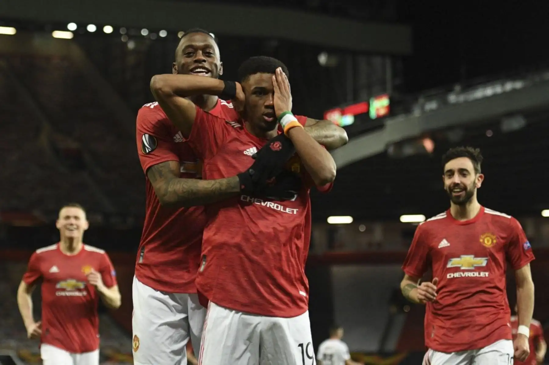 El centrocampista marfileño del Manchester United Amad Diallo celebra el gol de apertura con el defensor inglés del Manchester United Aaron Wan-Bissaka, durante la ronda de la UEFA Europa League entre el Manchester United y el AC Milan en Old Trafford en Manchester noroeste de Inglaterra. Foto: AFP