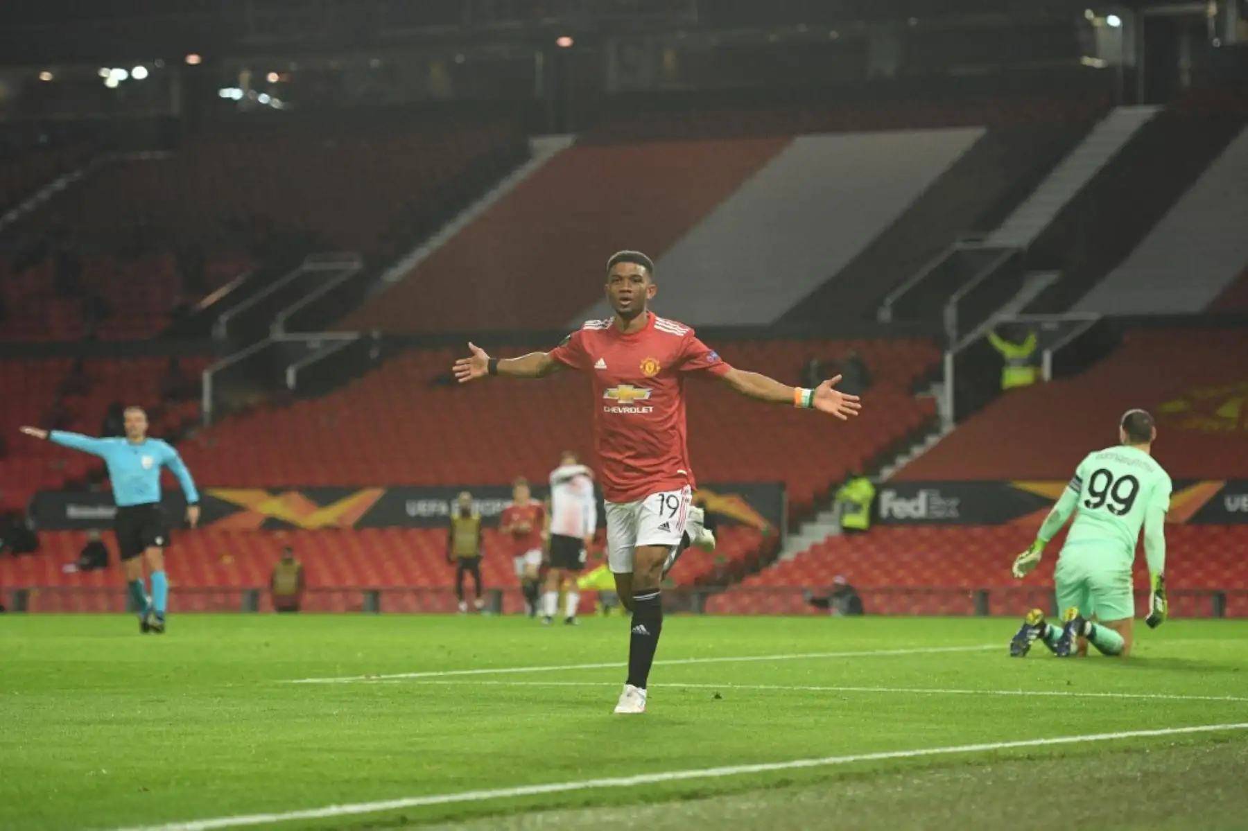 El centrocampista marfileño del Manchester United Amad Diallo celebra el gol de apertura con el defensor inglés del Manchester United Aaron Wan-Bissaka, durante la ronda de la UEFA Europa League entre el Manchester United y el AC Milan en Old Trafford en Manchester noroeste de Inglaterra. Foto: AFP