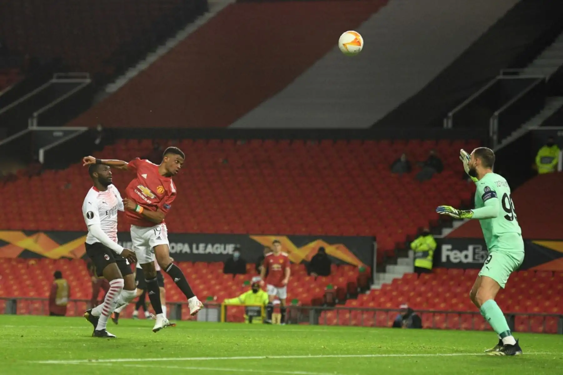 El centrocampista marfileño del Manchester United Amad Diallo  dirige el balón para marcar el gol de apertura durante la ronda de la UEFA Europa League, en  partido de fútbol entre el Manchester United y el AC Milan en Old Trafford en Manchester, noroeste de Inglaterra. Foto: AFP