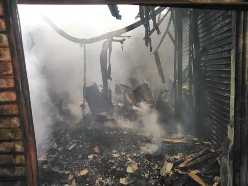 Voraz incendio en mercado Modelo de Piura arrasó con decenas de puestos y afectó a más de 400 comerciantes que perdieron sus mercaderías. Ellos recibirán el apoyo de la Municipalidad Provincial. Fotos: Cortesía Walac Noticias