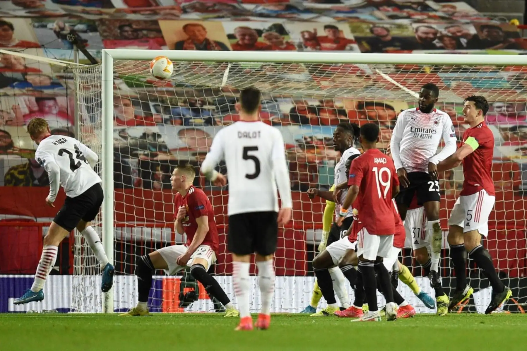 El defensor danés del AC Milan Simon Kjaer encabeza el balón para anotar su primer gol para igualar 1-1 durante la ronda de la UEFA Europa League de 16 el primer partido de fútbol entre el Manchester United y el AC Milan en Old Trafford en Manchester, noroeste de Inglaterra. Foto: AFP
