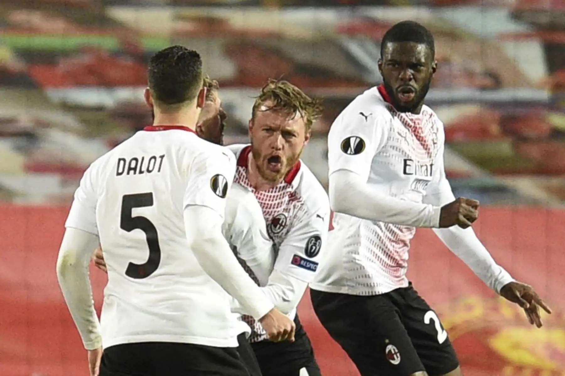 El defensor danés del AC Milan Simon Kjaer celebra su primer gol para igualar 1-1 durante el partido de ida de los octavos de final de la UEFA Europa League entre el Manchester United y el AC Milan en Old Trafford en Manchester, noroeste de . Foto: AFP