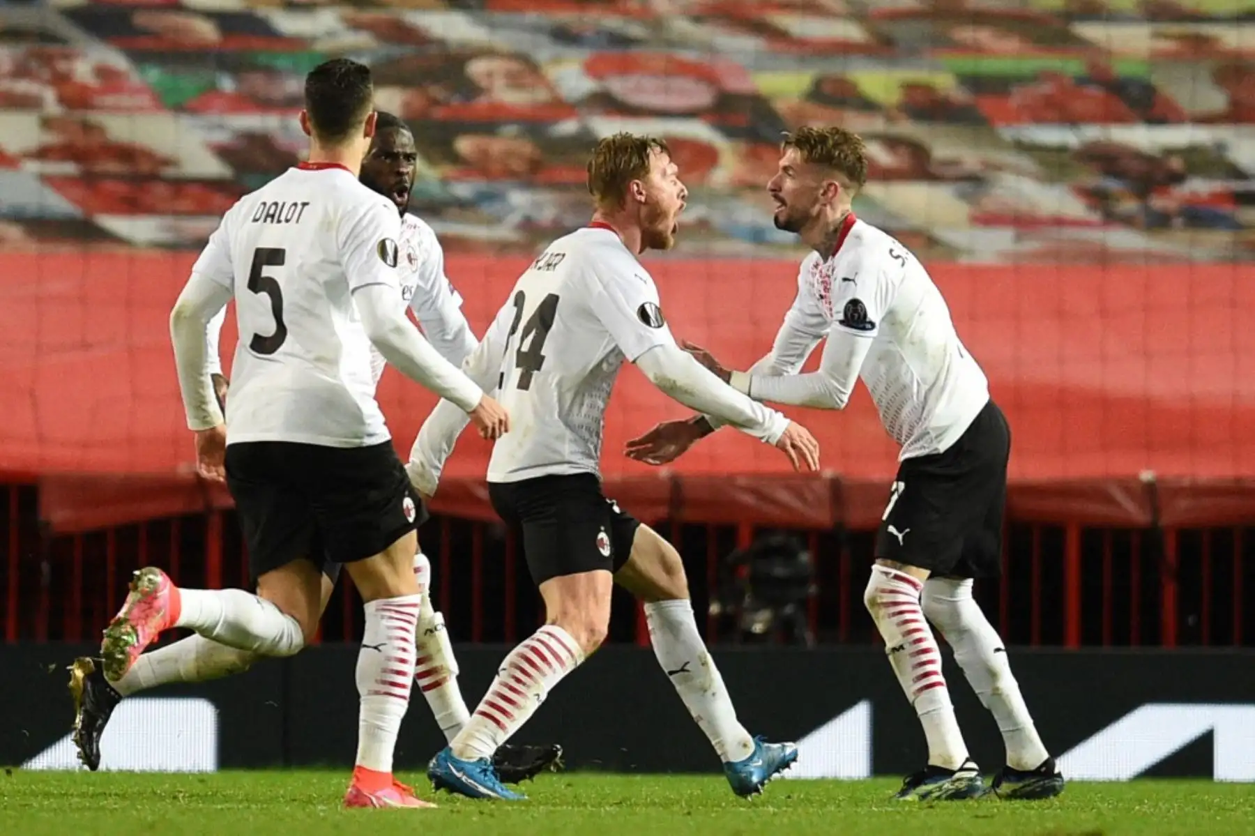 El defensor danés del AC Milan Simon Kjaer celebra su primer gol para igualar 1-1 durante el partido de ida de los octavos de final de la UEFA Europa League entre el Manchester United y el AC Milan en Old Trafford en Manchester, noroeste de . Foto: AFP