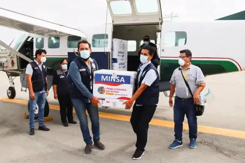 Las autoridades de la Diresa Áncash recibieron el cuarto lote de vacunas contra el covid-19 en el aeropuerto de Anta. Foto: ANDINA/Cortesía Gonzalo Horna