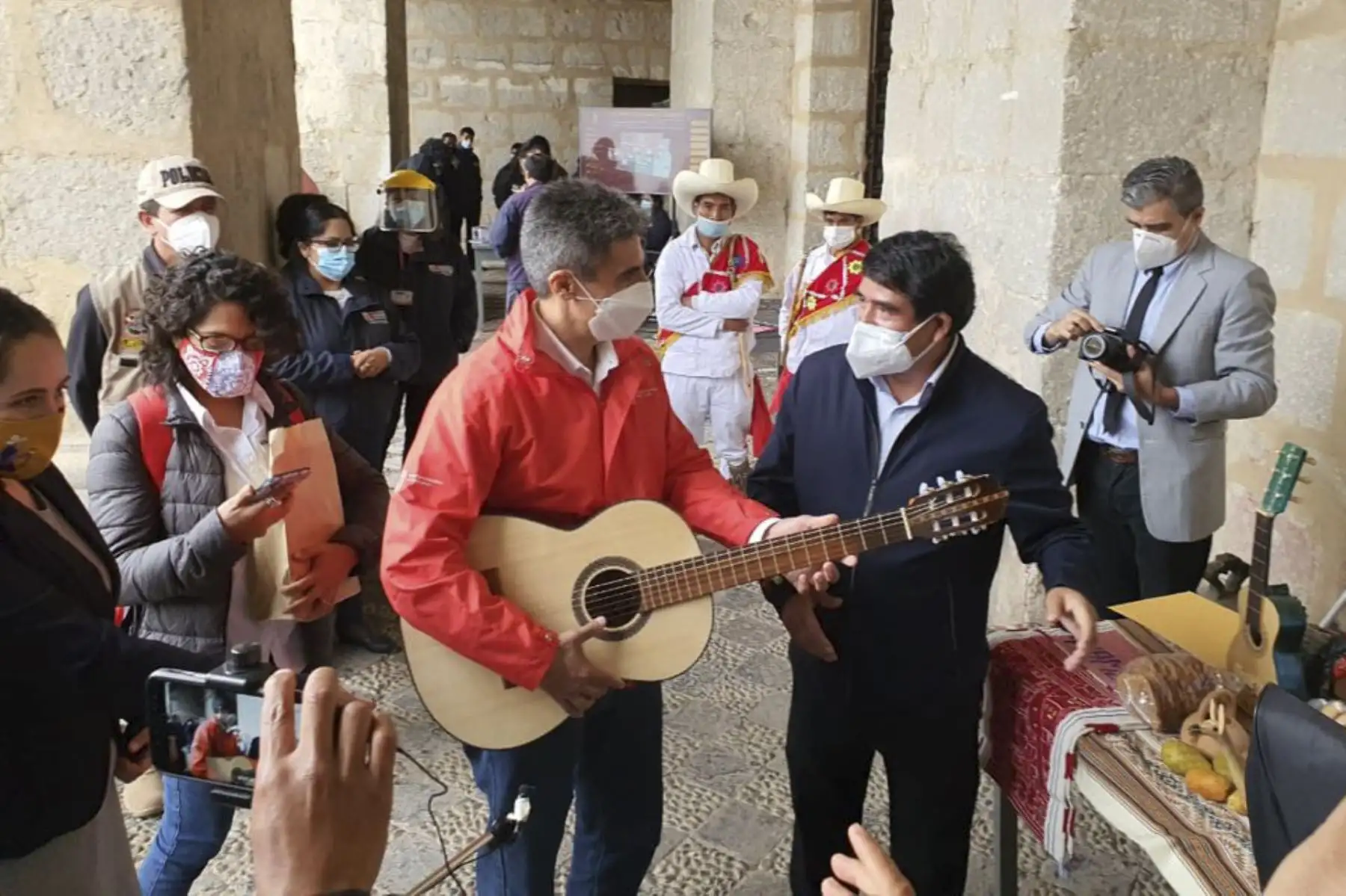 El ministro de Cultura, Alejandro Neyra, dialogó con los trabajadores culturales afectados por el estado de emergencia en Cajamarca. Por la mañana, junto al ministro de la Producción, participó en la llegada de un lote de vacunas contra la covid-19 para región. Foto: ANDINA/Ministerio de Cultura