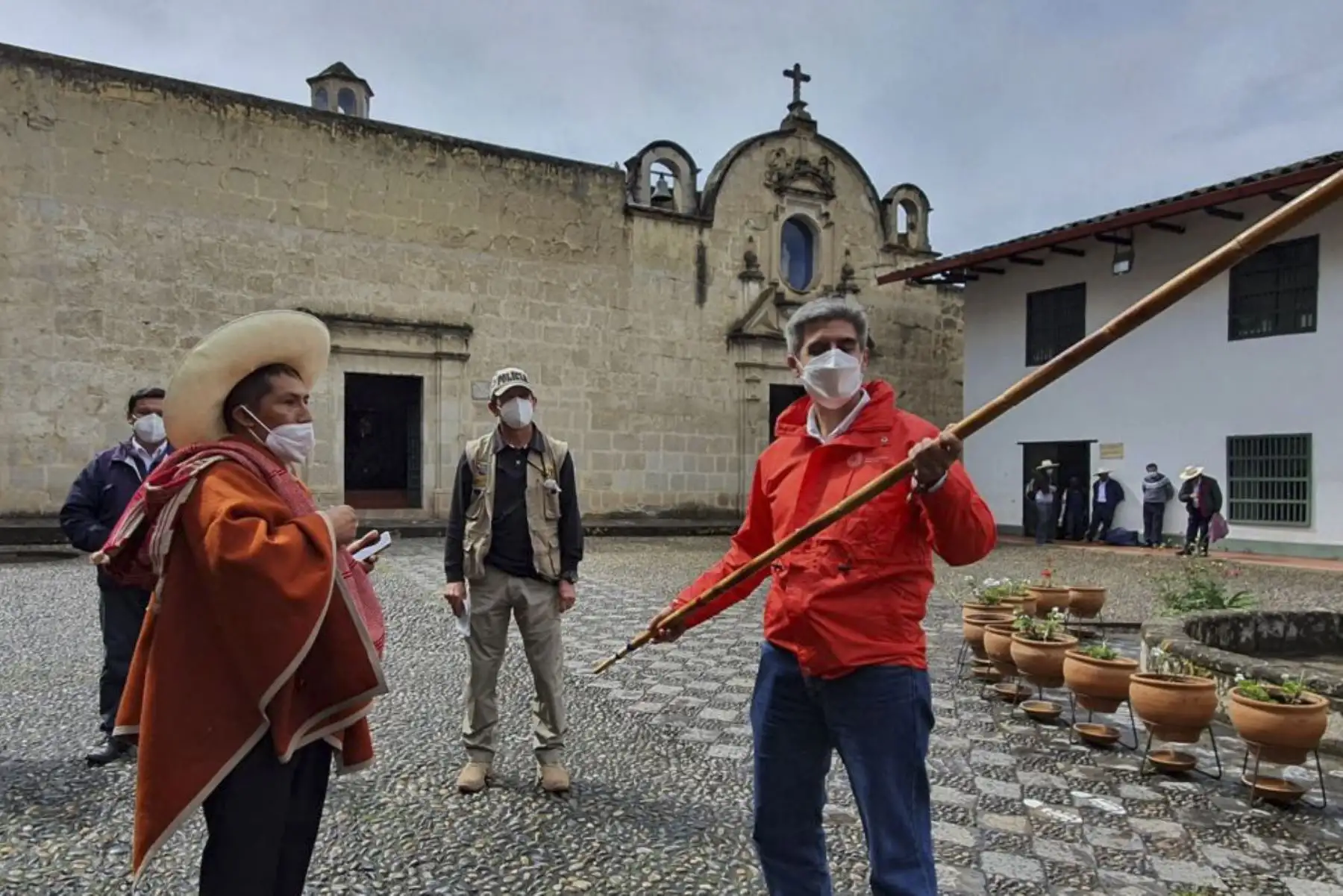 El ministro de Cultura, Alejandro Neyra, dialogó con los trabajadores culturales afectados por el estado de emergencia en Cajamarca. Por la mañana, junto al ministro de la Producción, participó en la llegada de un lote de vacunas contra la covid-19 para región. Foto: ANDINA/Ministerio de Cultura