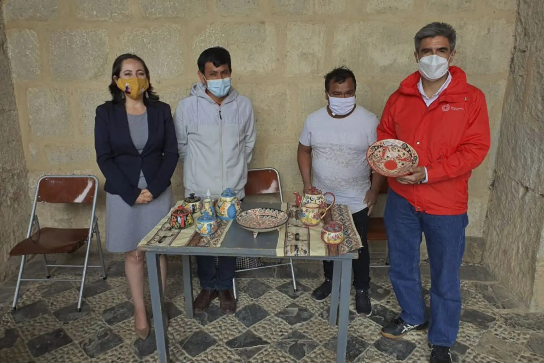 El ministro de Cultura, Alejandro Neyra, dialogó con los trabajadores culturales afectados por el estado de emergencia en Cajamarca. Por la mañana, junto al ministro de la Producción, participó en la llegada de un lote de vacunas contra la covid-19 para región. Foto: ANDINA/Ministerio de Cultura