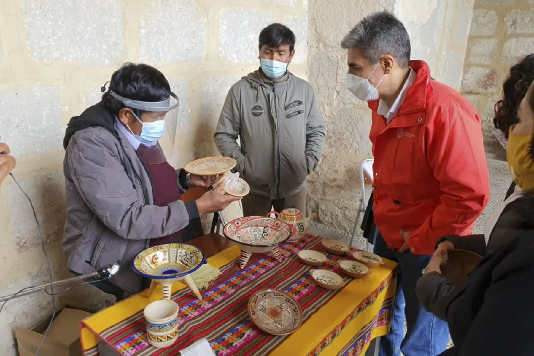 El ministro de Cultura, Alejandro Neyra, dialogó con los trabajadores culturales afectados por el estado de emergencia en Cajamarca. Por la mañana, junto al ministro de la Producción, participó en la llegada de un lote de vacunas contra la covid-19 para región. Foto: ANDINA/Ministerio de Cultura