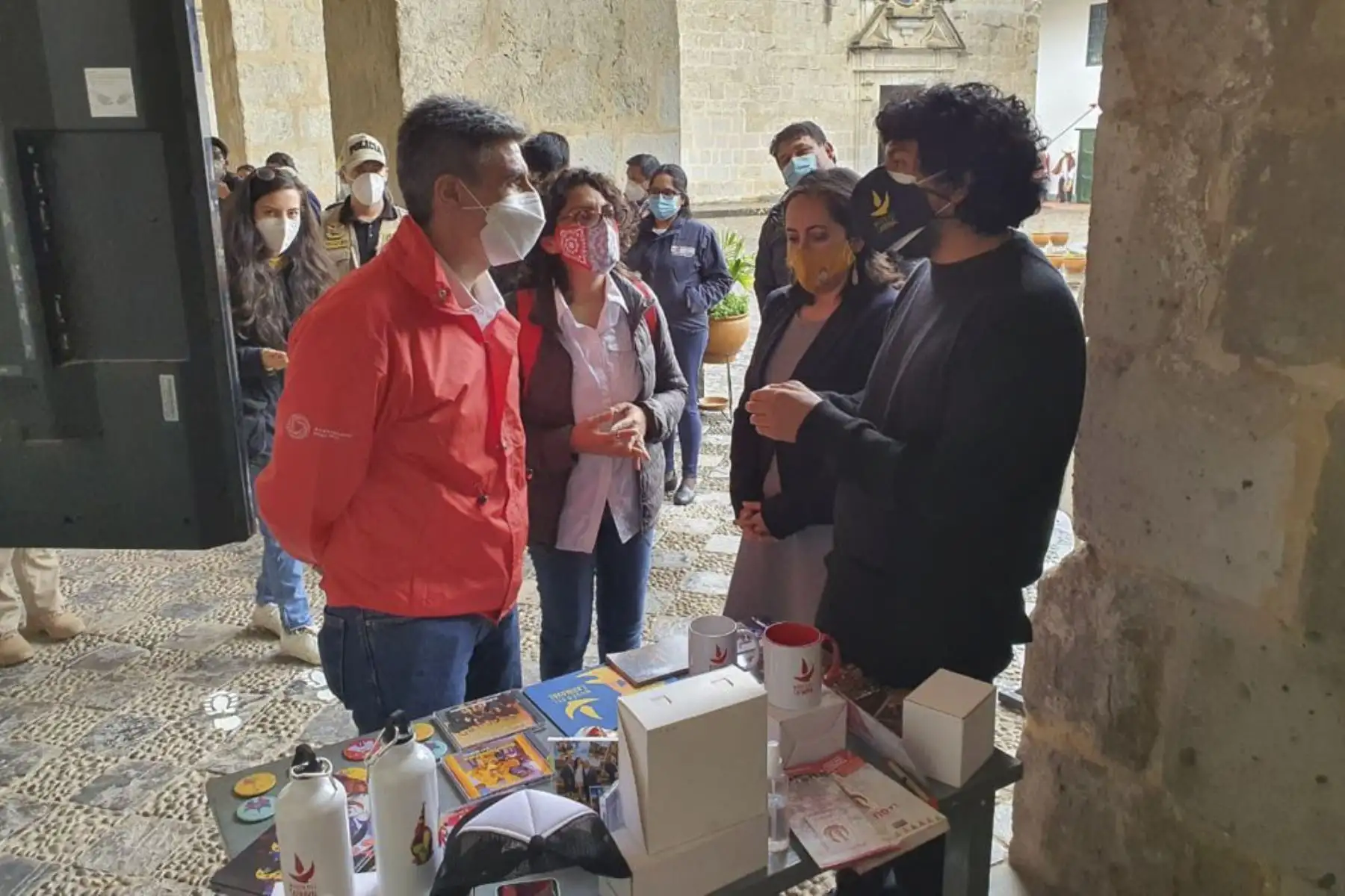 El ministro de Cultura, Alejandro Neyra, dialogó con los trabajadores culturales afectados por el estado de emergencia en Cajamarca. Por la mañana, junto al ministro de la Producción, participó en la llegada de un lote de vacunas contra la covid-19 para región. Foto: ANDINA/Ministerio de Cultura