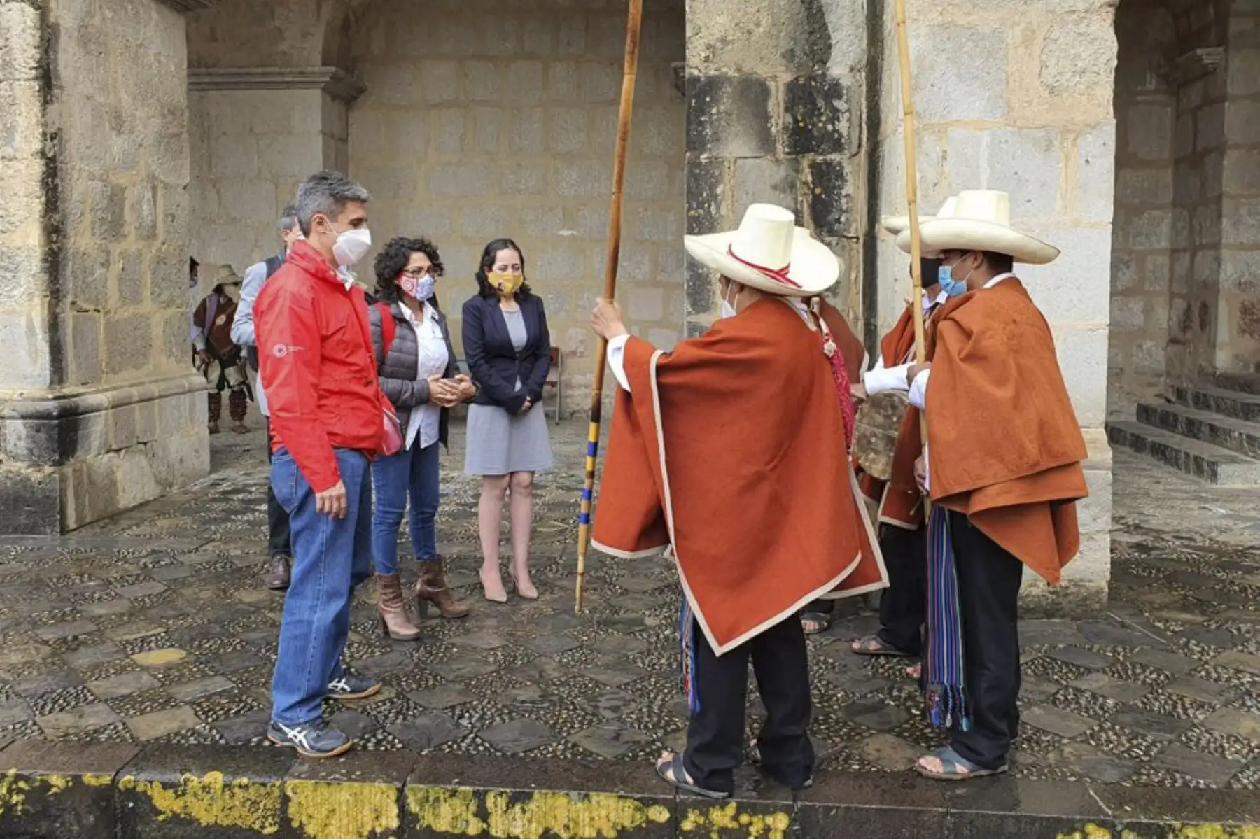 El ministro de Cultura, Alejandro Neyra, dialogó con los trabajadores culturales afectados por el estado de emergencia en Cajamarca. Por la mañana, junto al ministro de la Producción, participó en la llegada de un lote de vacunas contra la covid-19 para región. Foto: ANDINA/Ministerio de Cultura
