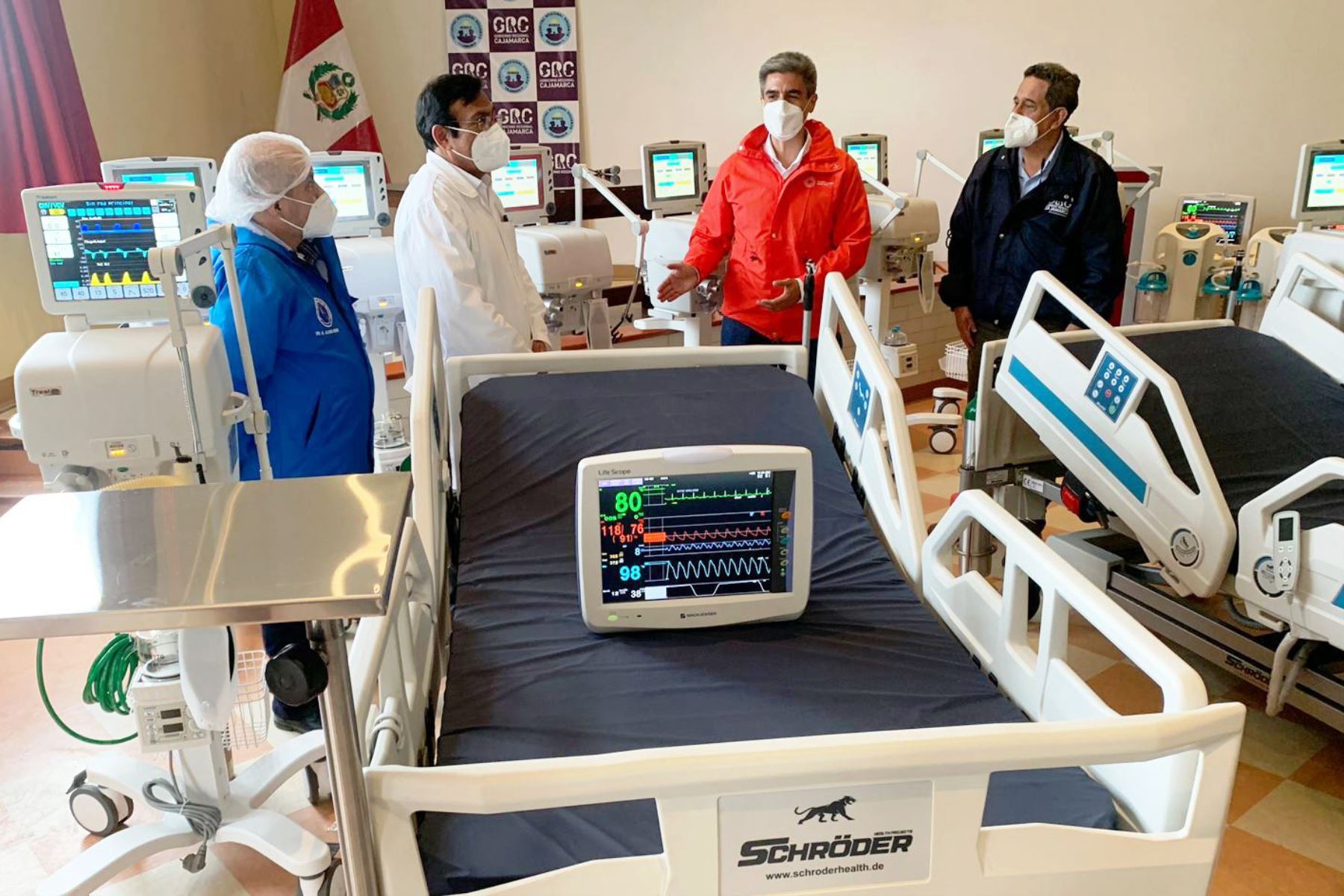 El ministro de Cultura, Alejandro Neyra, entregó al Hospital Regional de Cajamarca un kit de 10 camas UCI y una planta de oxígeno medicinal elaborado por la Universidad Nacional de Ingeniería en convenio con el Ministerio de Salud. Foto: ANDINA/Ministerio de Cultura