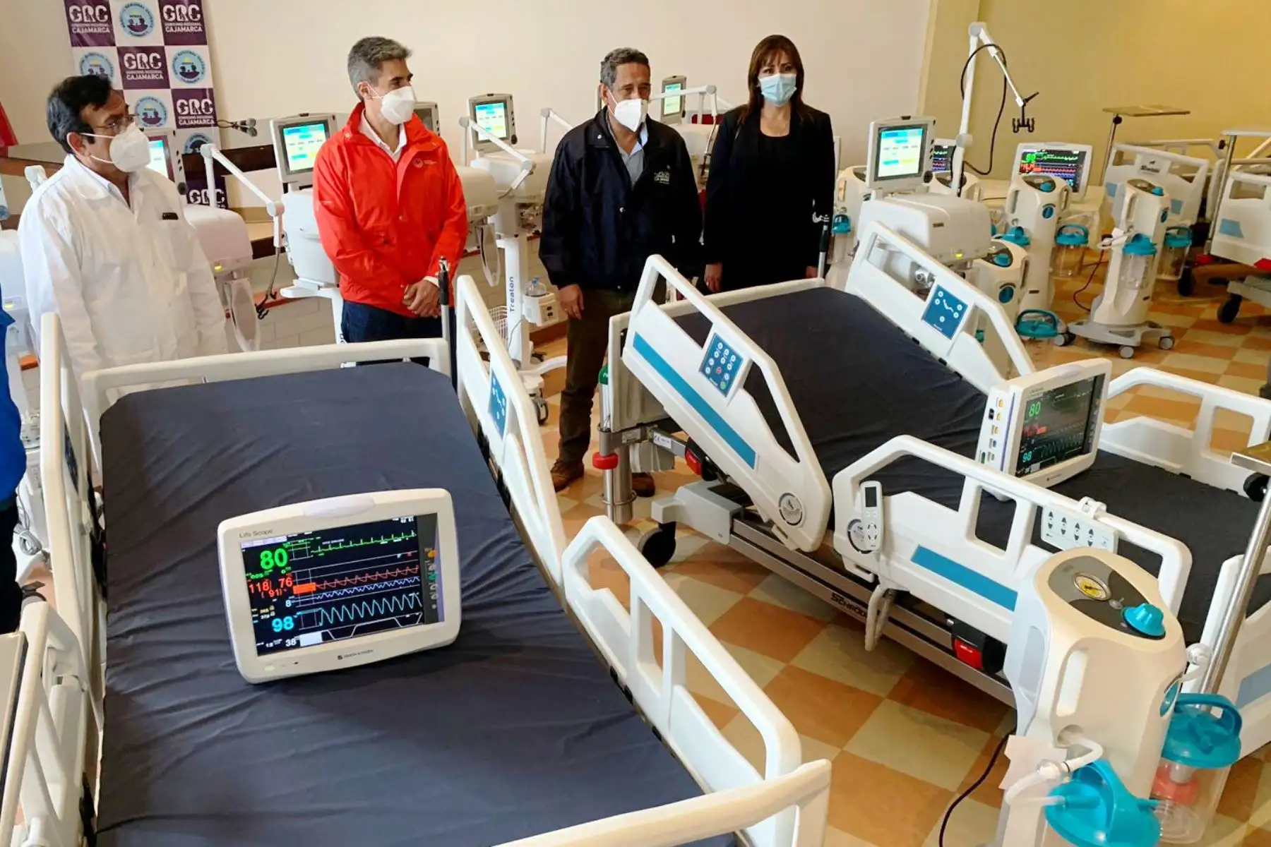 El ministro Alejandro Neyra entregó camas multipropósito destinadas a la UCI del Hospital Regional de Cajamarca, que constan de ventiladores mecánicos, monitores multiparámetros y aspiradores se secreción. Foto: ANDINA/Cortesía Eduard Lozano