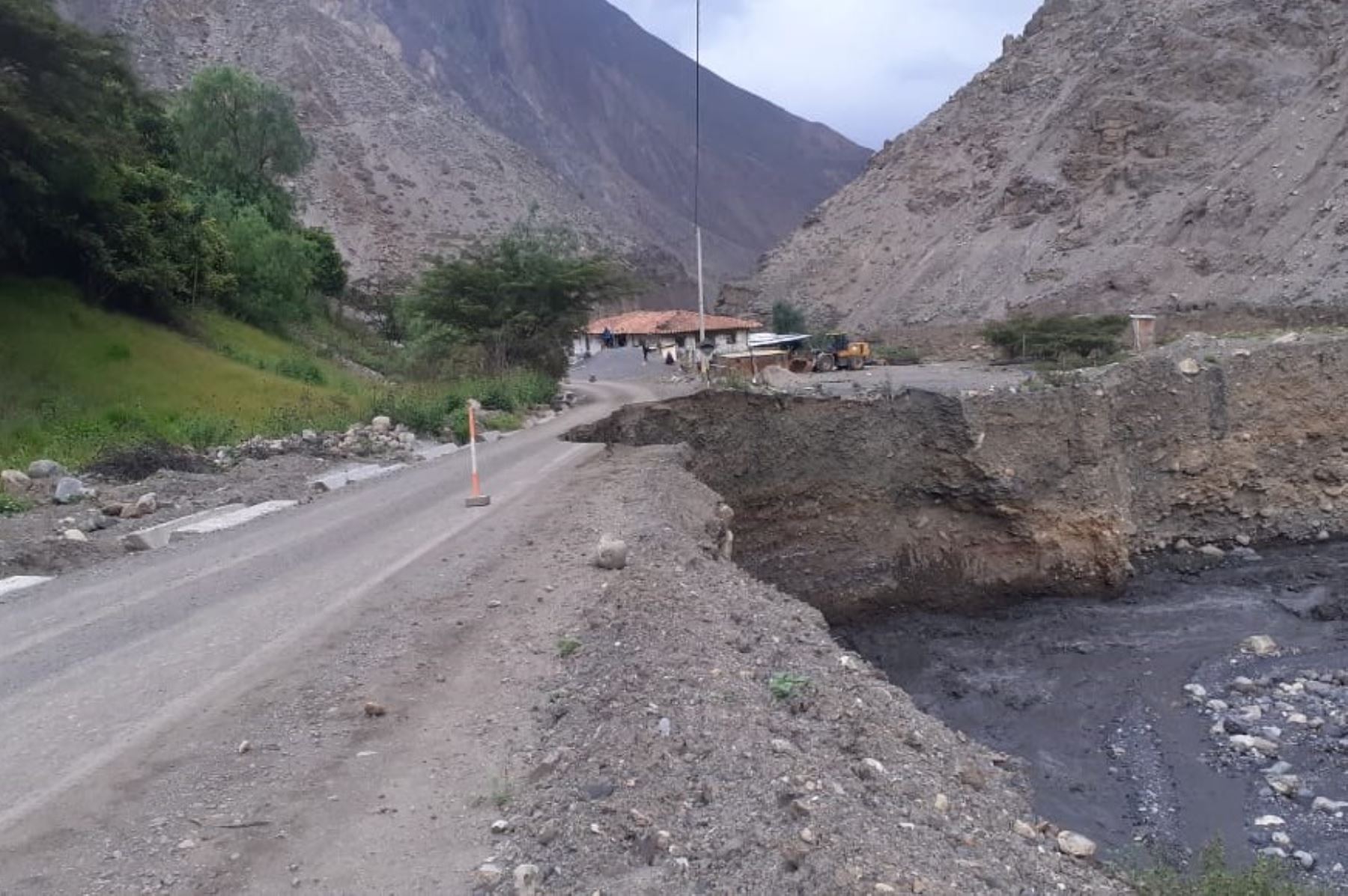 Tramo vial afectado por lluvias en la ruta a Pallasca, región Áncash.