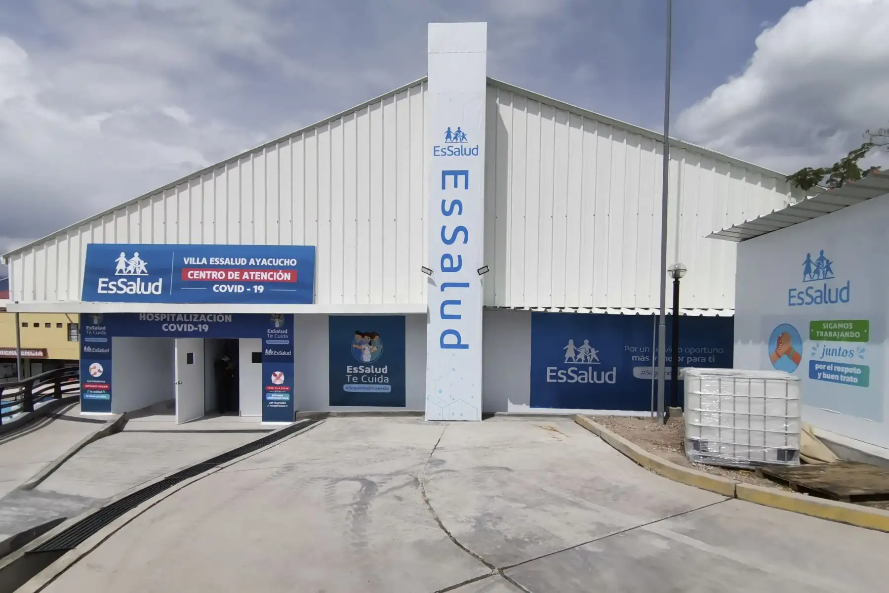 Essalud pone en marcha la nueva Villa Ayacucho que se sitúa en la parte lateral del Hospital II Huamanga y cuenta con 50 camas hospitalarias para pacientes leves y moderados con problemas respiratorios que requieran terapia de oxígeno. Foto: Essalud