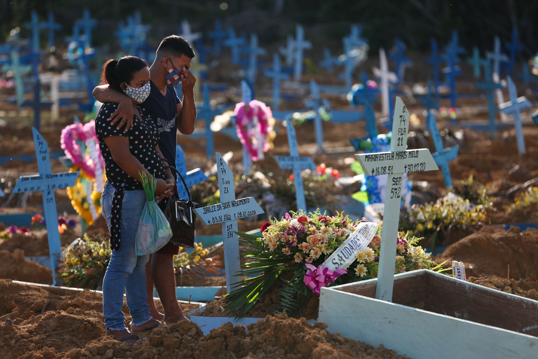 El promedio de muertes en la última semana subió este jueves a las 1,703 diarias y el de contagios a los 69,141 diarios. Foto: AFP