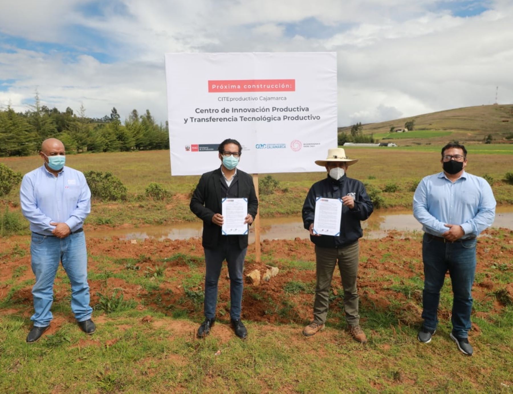 El ministro de la Producción, José Luis Chicoma, encabezó en Cajamarca la ceremonia de entrega del terreno donde se construirá un CITE productivo que impulsará el sector forestal y la industria láctea de esa región.