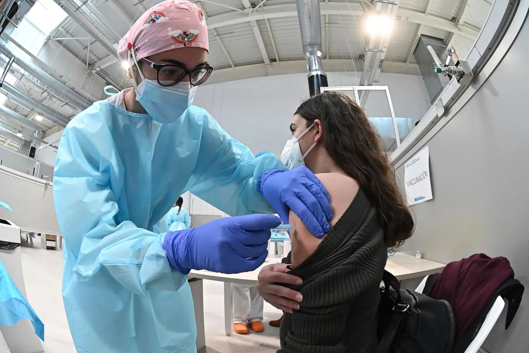 Una sanitaria pone la vacuna contra la covid-19.
Foto: EFE