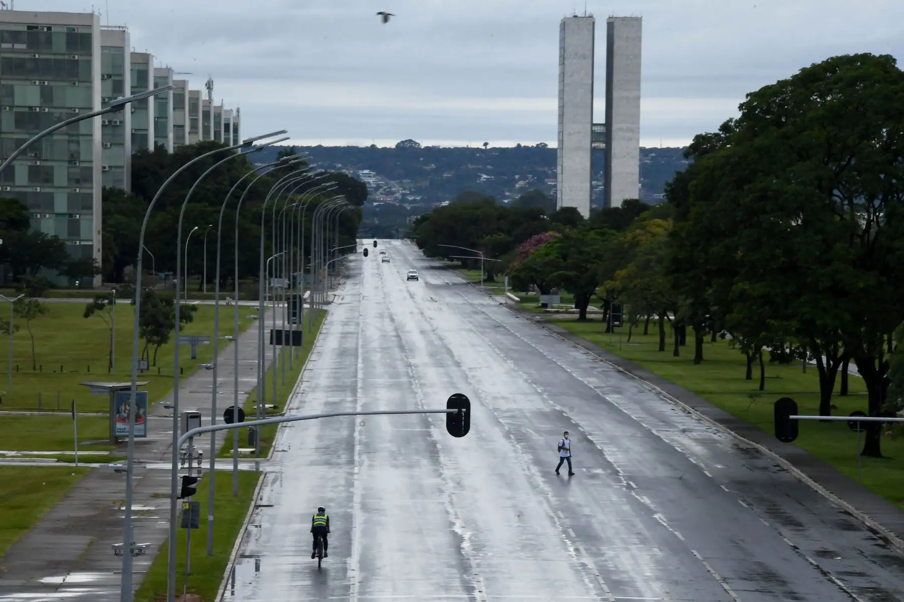 Vista en el primer día de cierre en la capital brasileña decretada por el gobernador Ibanes Rocha para combatir el aumento de casos del nuevo coronavirus, Covid-19, Brasilia.
Foto: AFP