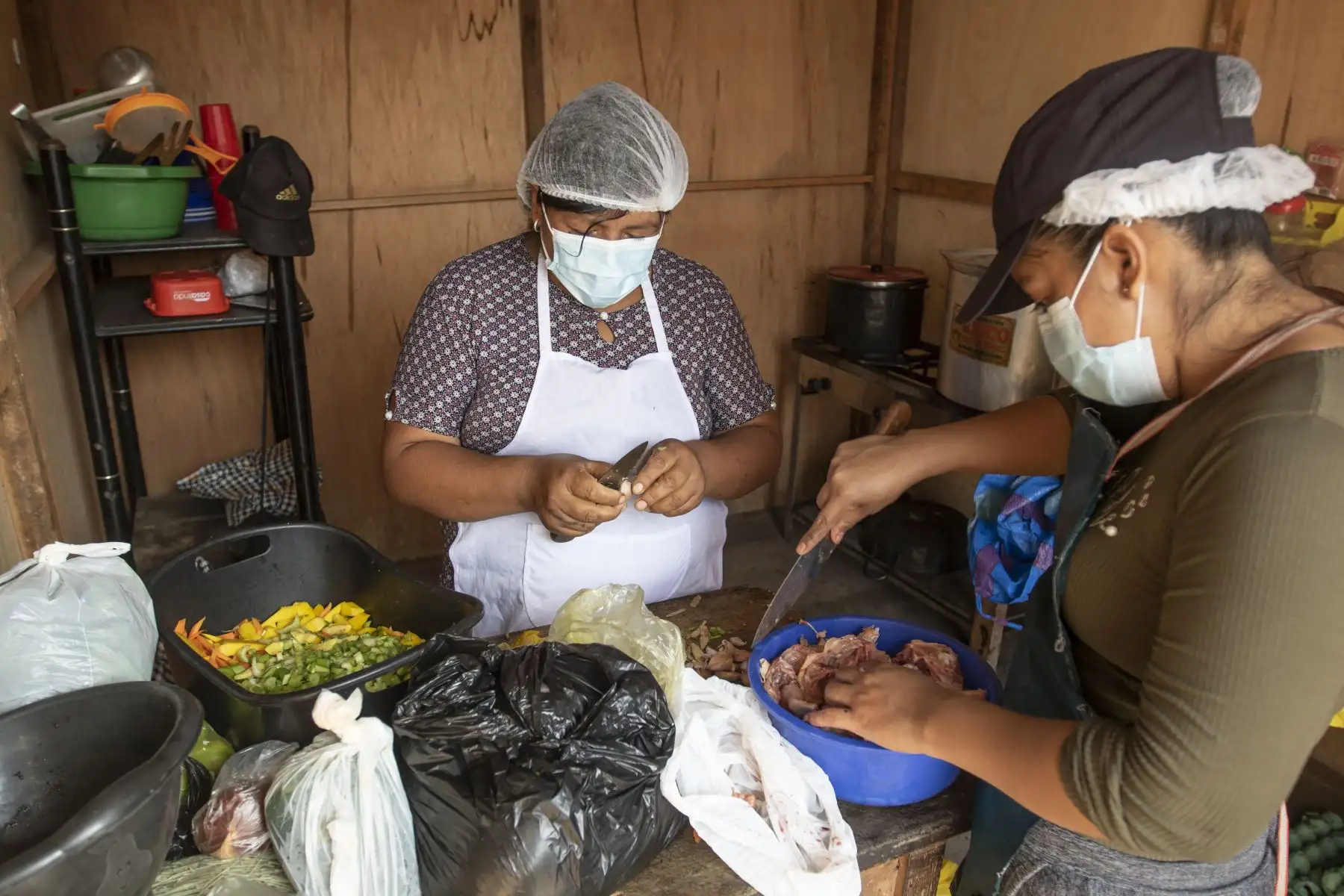 La olla común solidaria Mujeres del Futuro se encuentra en el AA.HH Ampliación Andrés Avelino Cáceres de San Juan de Lurigancho. La olla común surgió en plena pandemia con el objetivo de apoyar a las personas de bajos recursos económicos. De esta manera intentan salir adelante a pesar de la condición de pobreza extrema en la que viven. Foto: ANDINA/Jhonel Rodríguez Robles