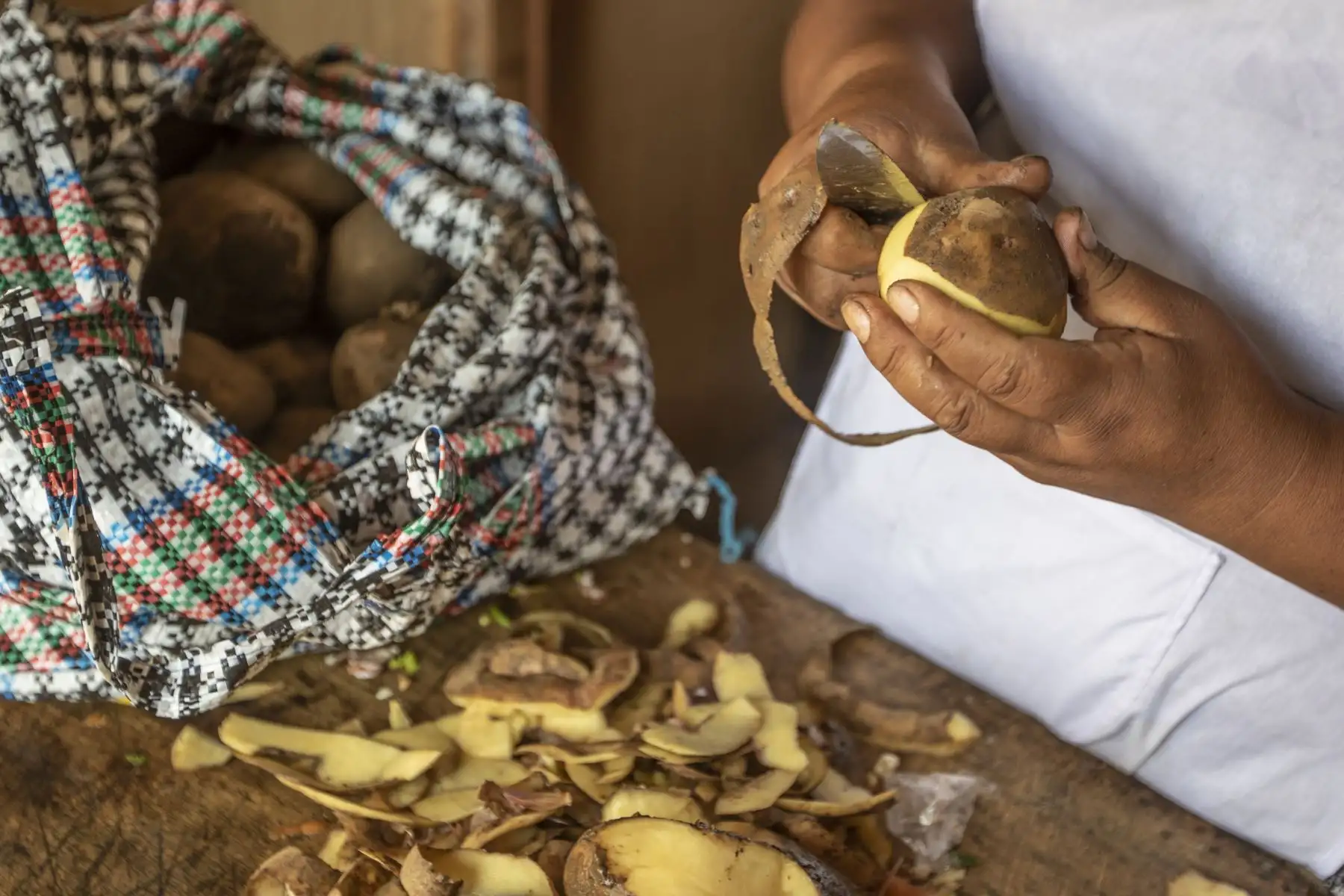 La olla común solidaria Mujeres del Futuro se encuentra en el AA.HH Ampliación Andrés Avelino Cáceres de San Juan de Lurigancho. La olla común surgió en plena pandemia con el objetivo de apoyar a las personas de bajos recursos económicos. De esta manera intentan salir adelante a pesar de la condición de pobreza extrema en la que viven. Foto: ANDINA/Jhonel Rodríguez Robles