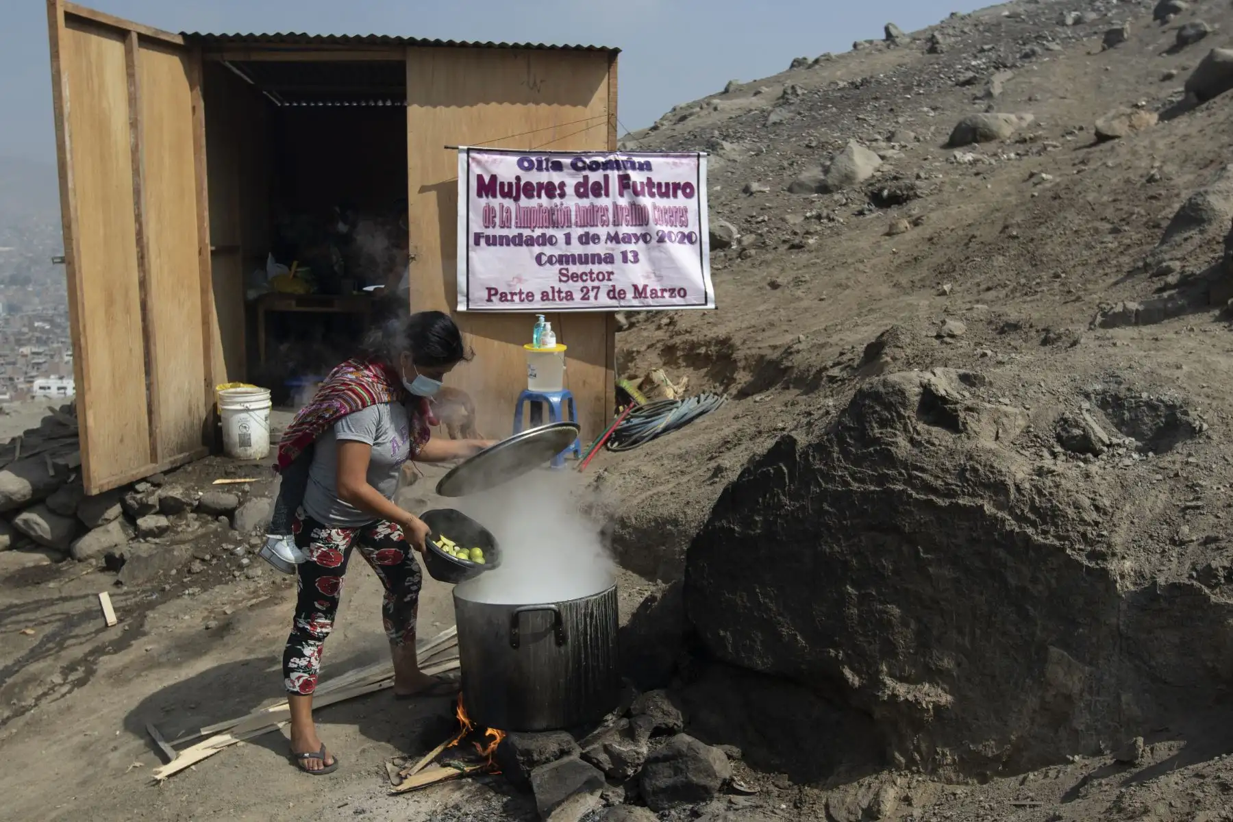 La olla común solidaria Mujeres del Futuro se encuentra en el AA.HH Ampliación Andrés Avelino Cáceres de San Juan de Lurigancho. La olla común surgió en plena pandemia con el objetivo de apoyar a las personas de bajos recursos económicos. De esta manera intentan salir adelante a pesar de la condición de pobreza extrema en la que viven. Foto: ANDINA/Jhonel Rodríguez Robles