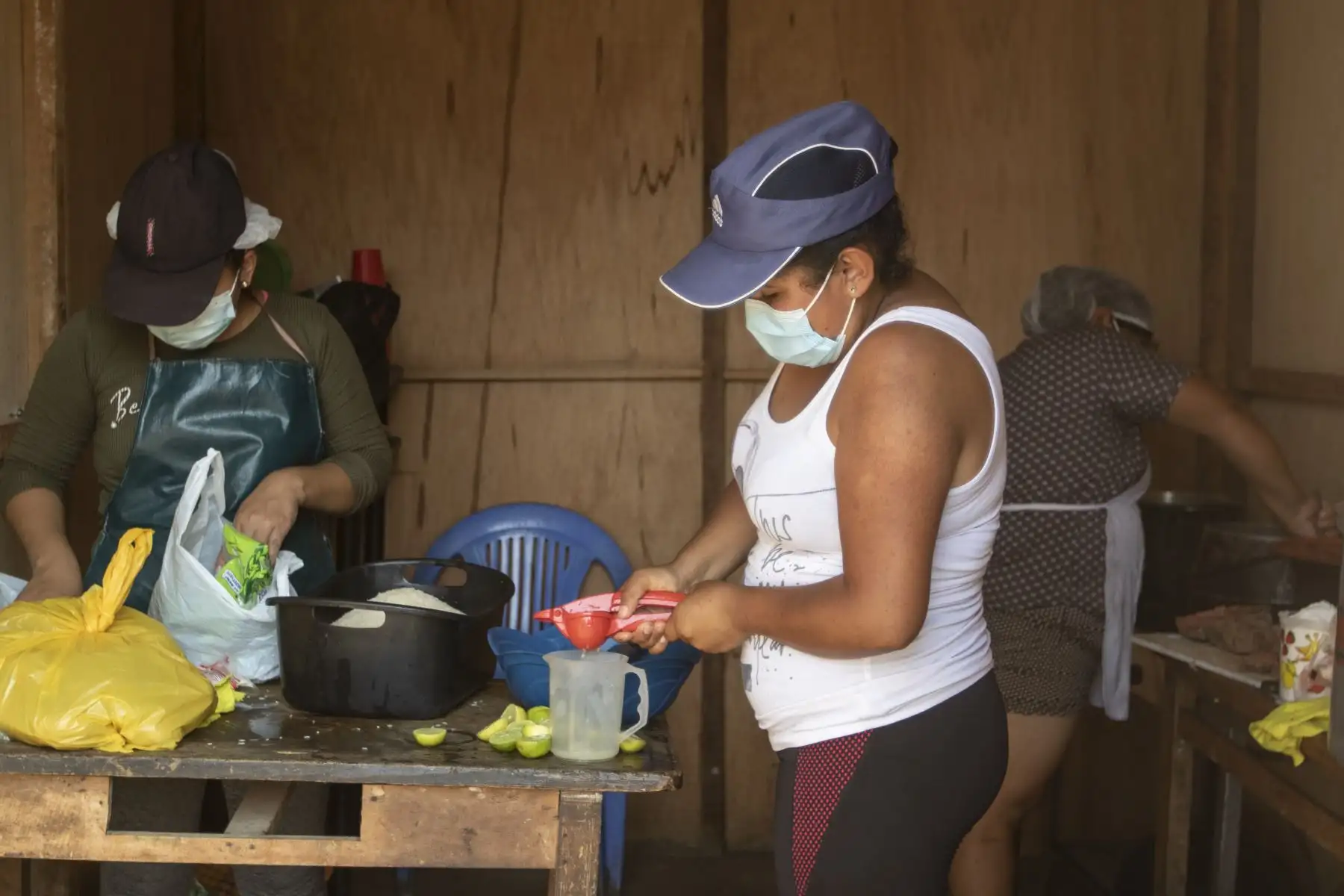 La olla común solidaria Mujeres del Futuro se encuentra en el AA.HH Ampliación Andrés Avelino Cáceres de San Juan de Lurigancho. La olla común surgió en plena pandemia con el objetivo de apoyar a las personas de bajos recursos económicos. De esta manera intentan salir adelante a pesar de la condición de pobreza extrema en la que viven. Foto: ANDINA/Jhonel Rodríguez Robles
