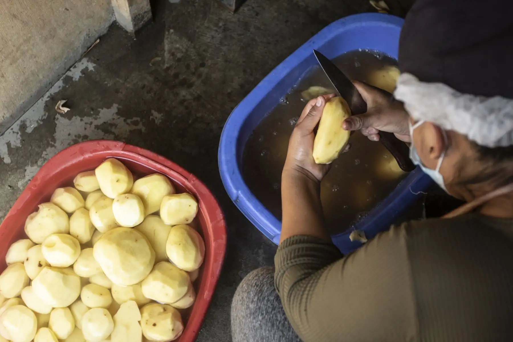 La olla común solidaria Mujeres del Futuro se encuentra en el AA.HH Ampliación Andrés Avelino Cáceres de San Juan de Lurigancho. La olla común surgió en plena pandemia con el objetivo de apoyar a las personas de bajos recursos económicos. De esta manera intentan salir adelante a pesar de la condición de pobreza extrema en la que viven. Foto: ANDINA/Jhonel Rodríguez Robles