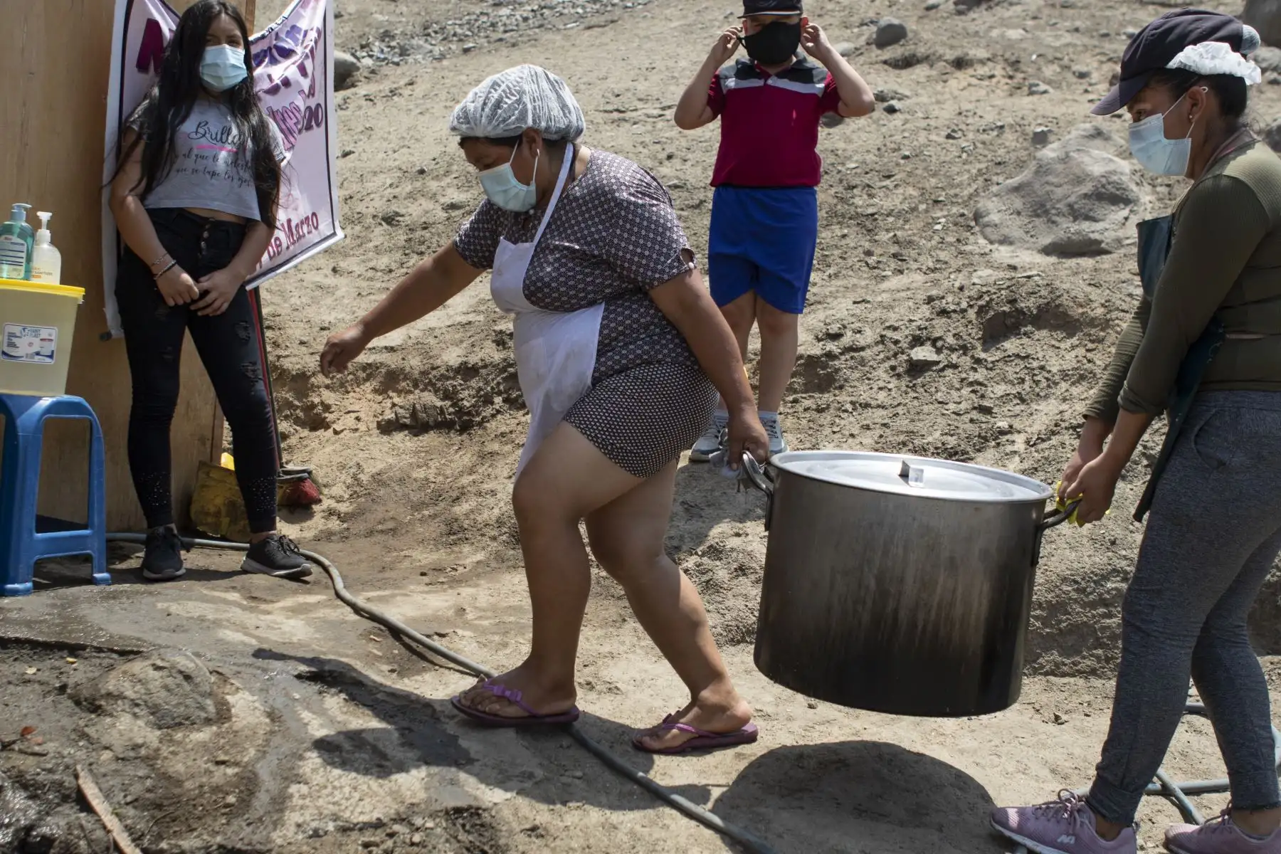 La olla común solidaria Mujeres del Futuro se encuentra en el AA.HH Ampliación Andrés Avelino Cáceres de San Juan de Lurigancho. La olla común surgió en plena pandemia con el objetivo de apoyar a las personas de bajos recursos económicos. De esta manera intentan salir adelante a pesar de la condición de pobreza extrema en la que viven. Foto: ANDINA/Jhonel Rodríguez Robles