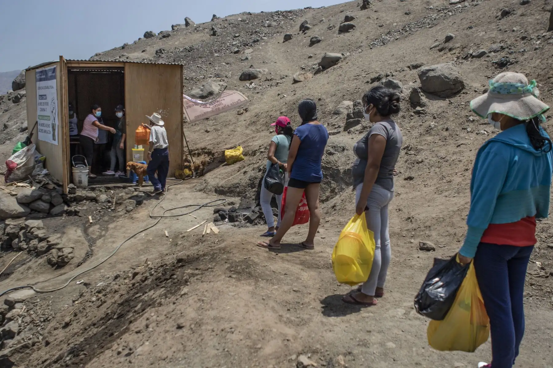 La olla común solidaria Mujeres del Futuro se encuentra en el AA.HH Ampliación Andrés Avelino Cáceres de San Juan de Lurigancho. La olla común surgió en plena pandemia con el objetivo de apoyar a las personas de bajos recursos económicos. De esta manera intentan salir adelante a pesar de la condición de pobreza extrema en la que viven. Foto: ANDINA/Jhonel Rodríguez Robles