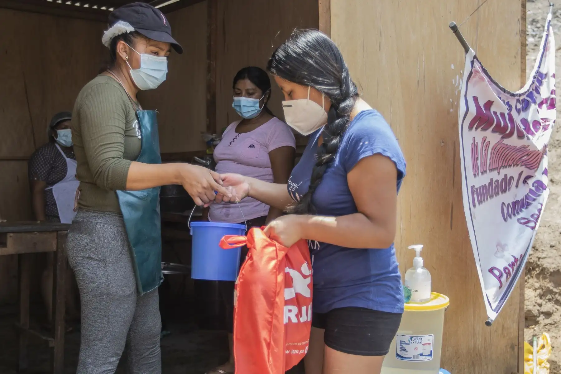 La olla común solidaria Mujeres del Futuro se encuentra en el AA.HH Ampliación Andrés Avelino Cáceres de San Juan de Lurigancho. La olla común surgió en plena pandemia con el objetivo de apoyar a las personas de bajos recursos económicos. De esta manera intentan salir adelante a pesar de la condición de pobreza extrema en la que viven. Foto: ANDINA/Jhonel Rodríguez Robles