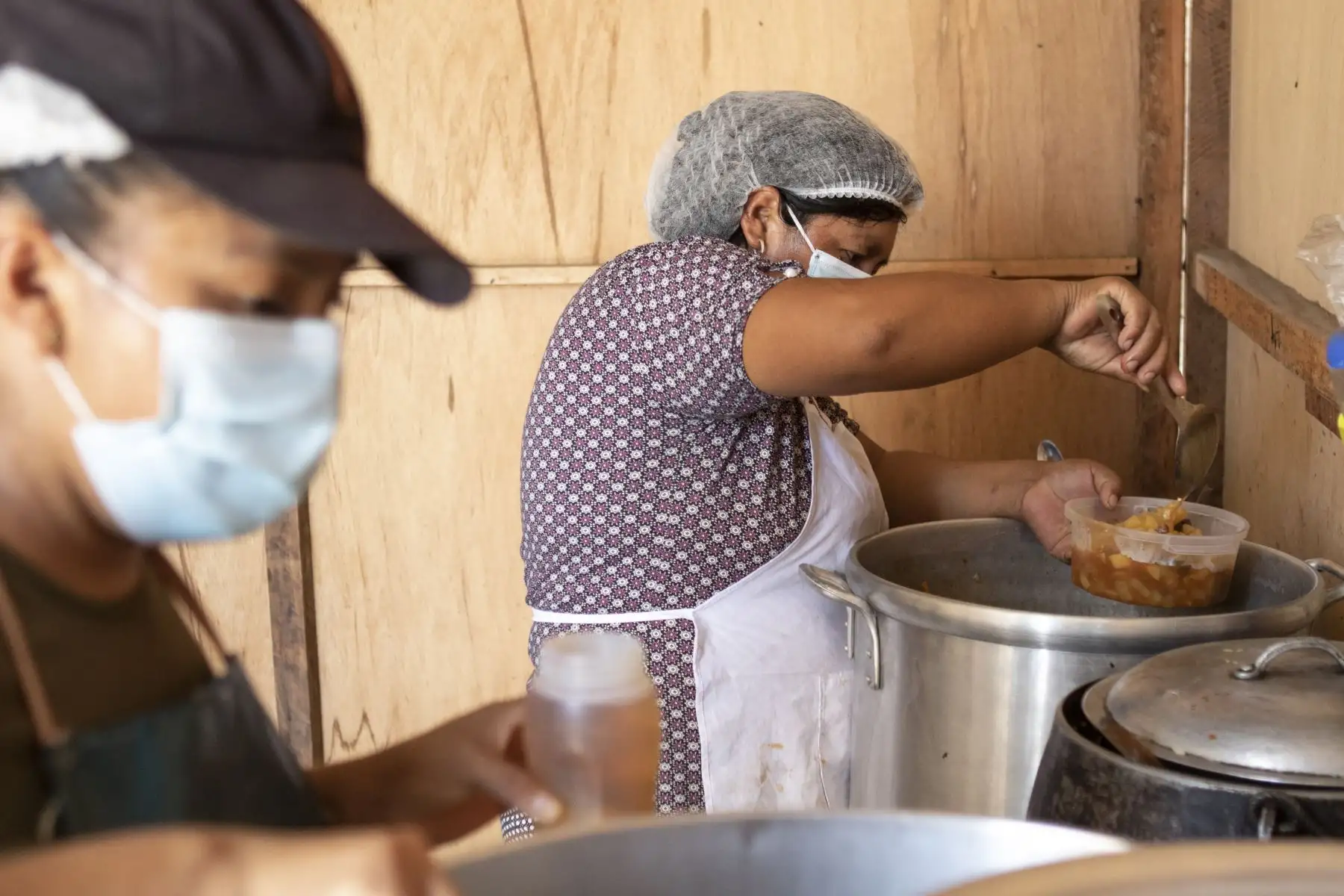 La olla común solidaria Mujeres del Futuro se encuentra en el AA.HH Ampliación Andrés Avelino Cáceres de San Juan de Lurigancho. La olla común surgió en plena pandemia con el objetivo de apoyar a las personas de bajos recursos económicos. De esta manera intentan salir adelante a pesar de la condición de pobreza extrema en la que viven. Foto: ANDINA/Jhonel Rodríguez Robles