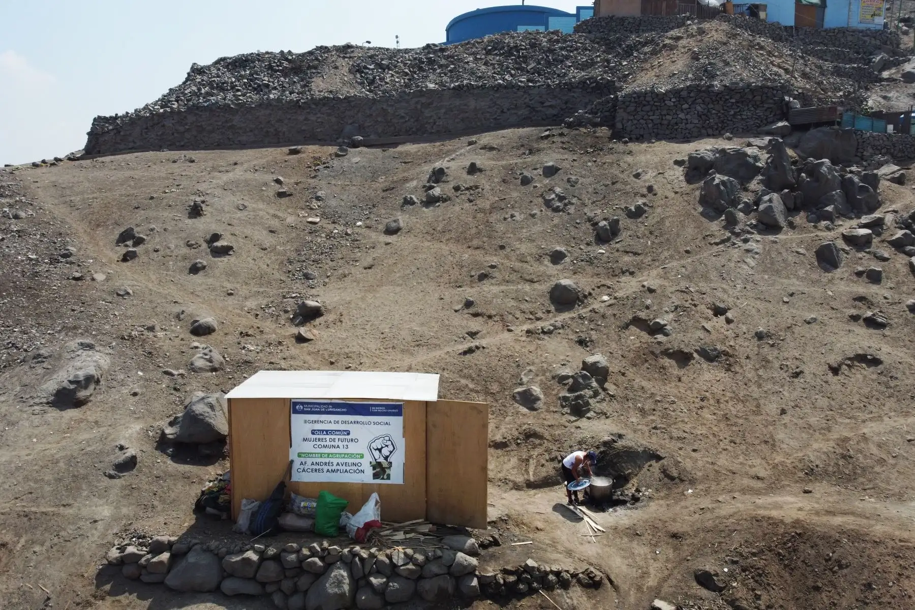 La olla común solidaria Mujeres del Futuro se encuentra en el AA.HH Ampliación Andrés Avelino Cáceres de San Juan de Lurigancho. La olla común surgió en plena pandemia con el objetivo de apoyar a las personas de bajos recursos económicos. De esta manera intentan salir adelante a pesar de la condición de pobreza extrema en la que viven. Foto: ANDINA/Jhonel Rodríguez Robles