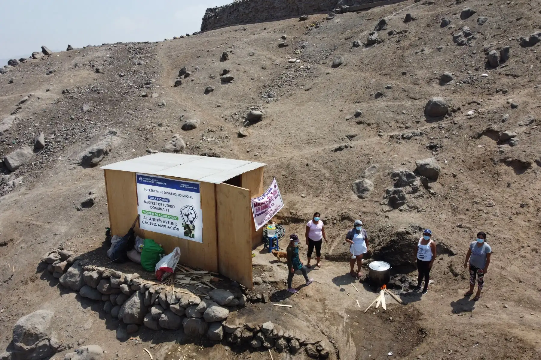 La olla común solidaria Mujeres del Futuro se encuentra en el AA.HH Ampliación Andrés Avelino Cáceres de San Juan de Lurigancho. La olla común surgió en plena pandemia con el objetivo de apoyar a las personas de bajos recursos económicos. De esta manera intentan salir adelante a pesar de la condición de pobreza extrema en la que viven. Foto: ANDINA/Jhonel Rodríguez Robles