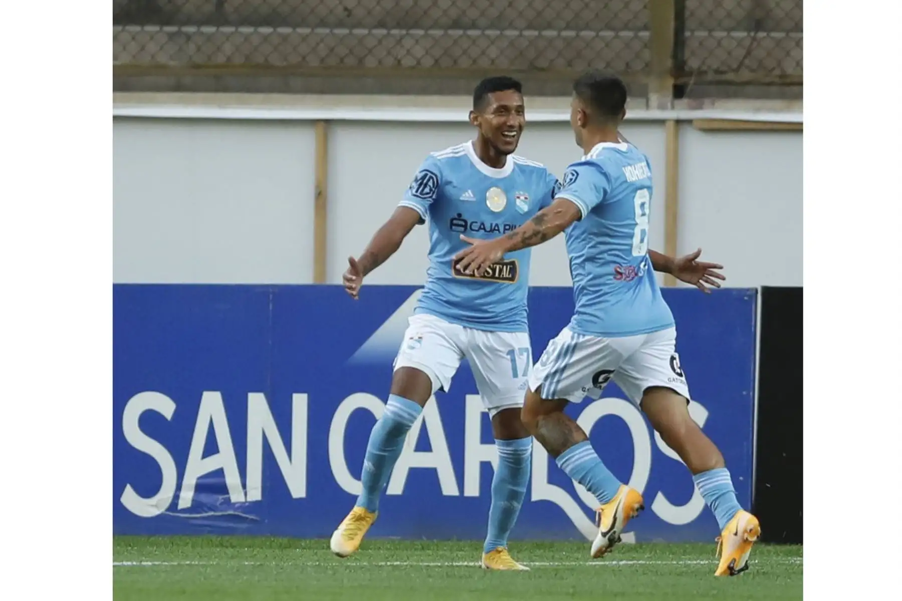 El futbolista Christofer Gonzáles de Sporting Cristal celebra tras anotar el 1-0 ante Binacional, en el Estadio Nacional. Foto: Liga 1