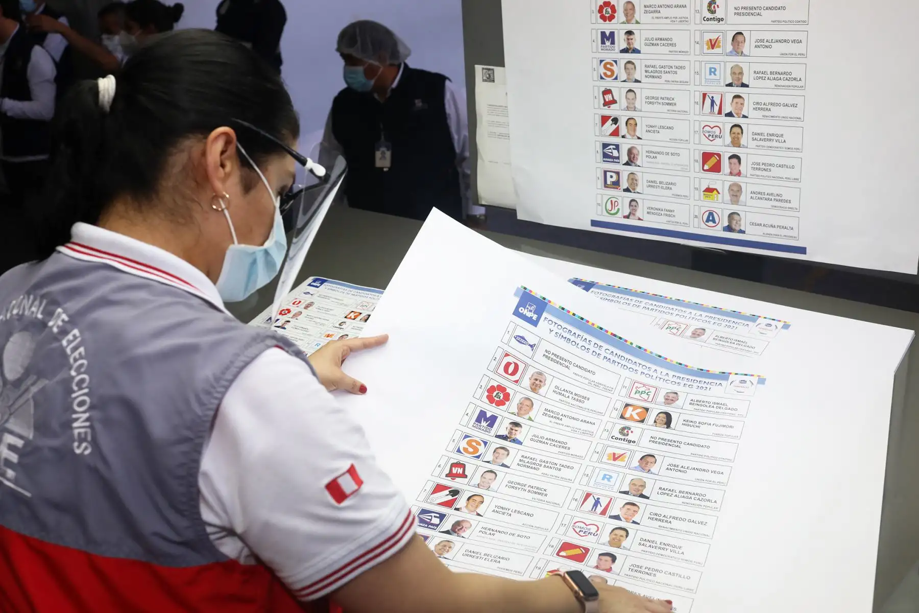 La directora de fiscalización del JNE, Yessica Clavijo Chipoco, viene revisando el cumplimiento de las especificaciones técnicas como tamaño, color e información del modelo de cédula de sufragio aprobado por 
la ONPE. Foto: ANDINA/ JNE