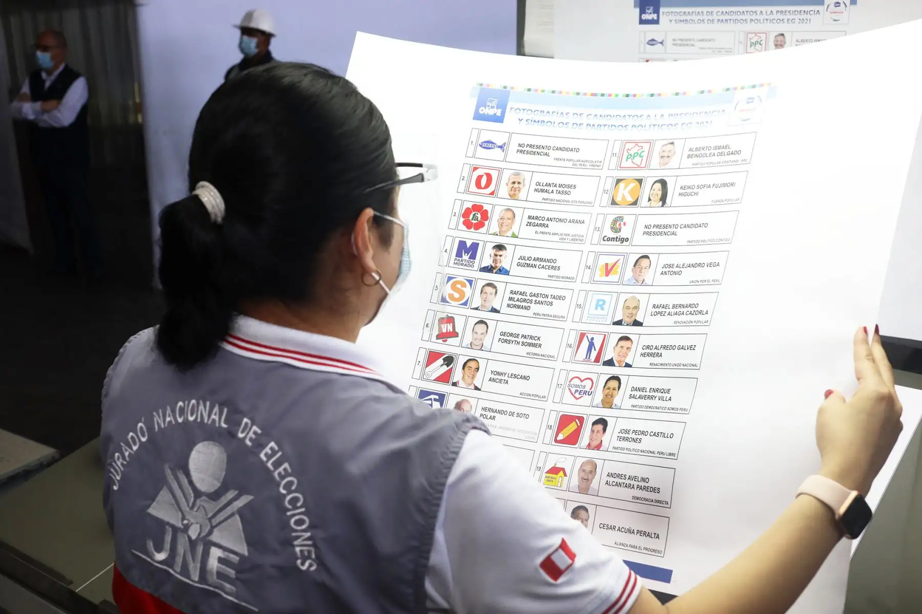 La directora de fiscalización del JNE, Yessica Clavijo Chipoco, viene revisando el cumplimiento de las especificaciones técnicas como tamaño, color e información del modelo de cédula de sufragio aprobado por 
la ONPE. Foto: ANDINA/ JNE