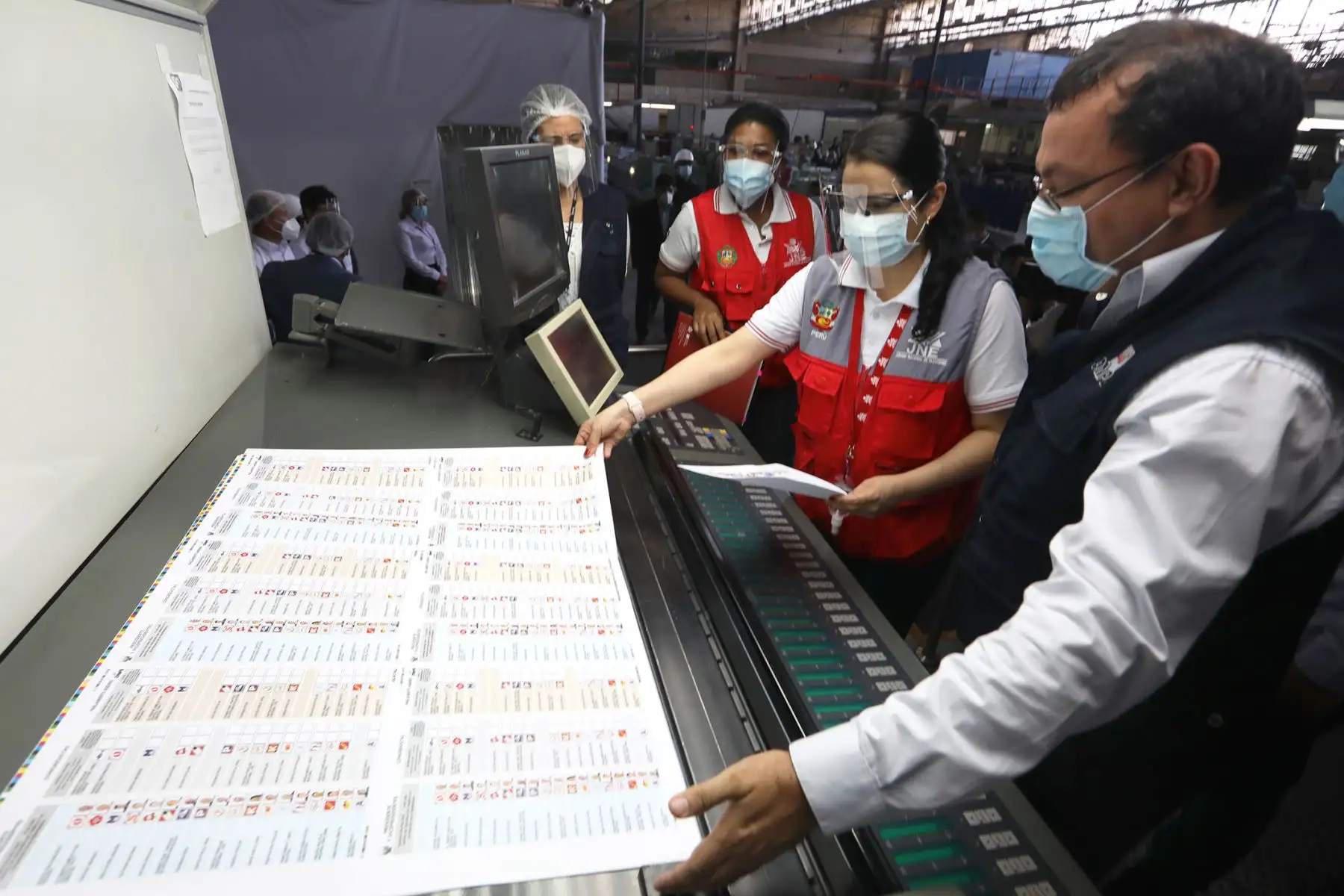 La directora de fiscalización del JNE, Yessica Clavijo Chipoco, viene revisando el cumplimiento de las especificaciones técnicas como tamaño, color e información del modelo de cédula de sufragio aprobado por 
la ONPE. Foto: ANDINA/ JNE