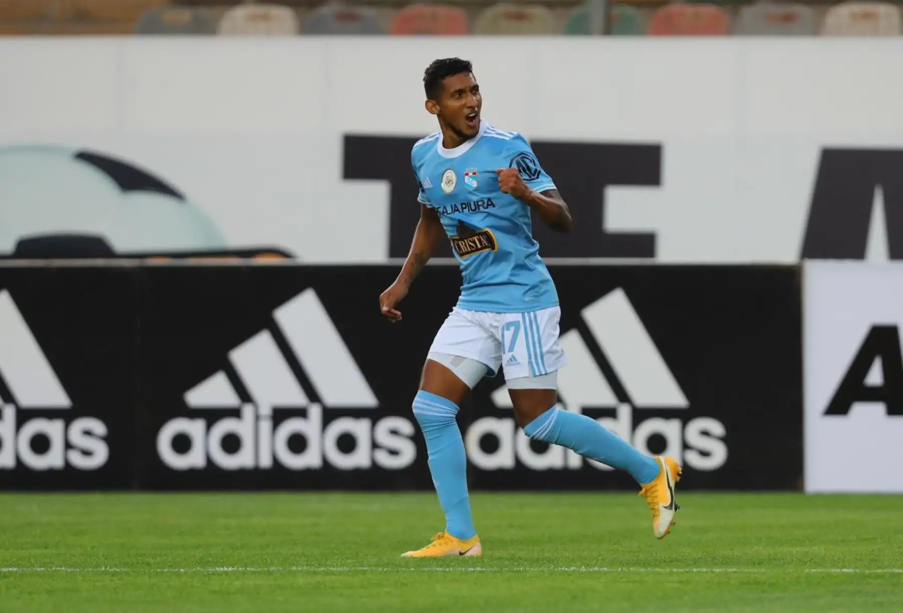 El futbolista Christofer Gonzáles de Sporting Cristal celebra tras anotar el 1-0 ante Binacional, en el Estadio Nacional. Foto: Liga 1