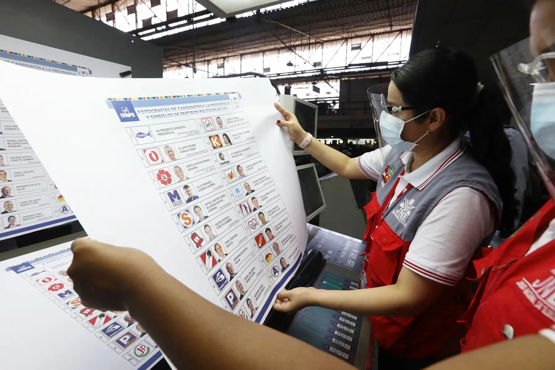 La directora de fiscalización del JNE, Yessica Clavijo Chipoco, viene revisando el cumplimiento de las especificaciones técnicas como tamaño, color e información del modelo de cédula de sufragio aprobado por 
la ONPE. Foto: ANDINA/ JNE