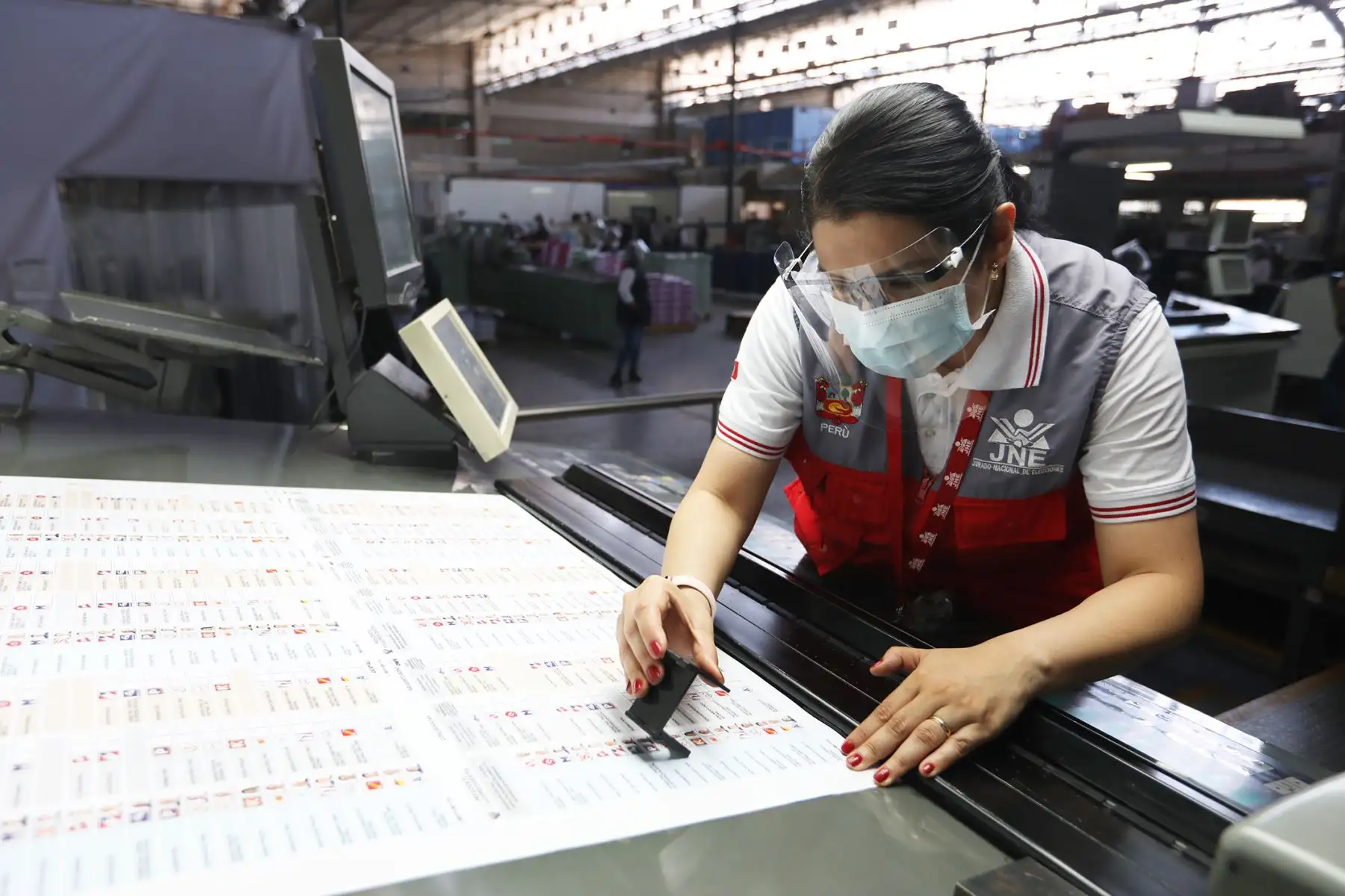 La directora de fiscalización del JNE, Yessica Clavijo Chipoco, viene revisando el cumplimiento de las especificaciones técnicas como tamaño, color e información del modelo de cédula de sufragio aprobado por 
la ONPE. Foto: ANDINA/ JNE