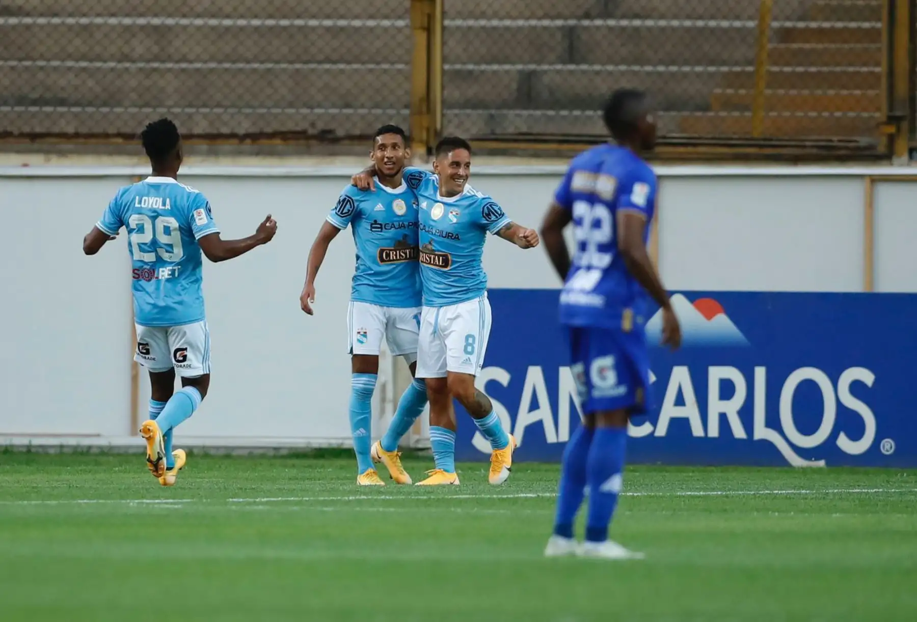 El futbolista Christofer Gonzáles de Sporting Cristal celebra junto a su compañero Alejandro Hohberg tras anotar el 1-0 ante Binacional, en el Estadio Nacional. Foto: Liga 1