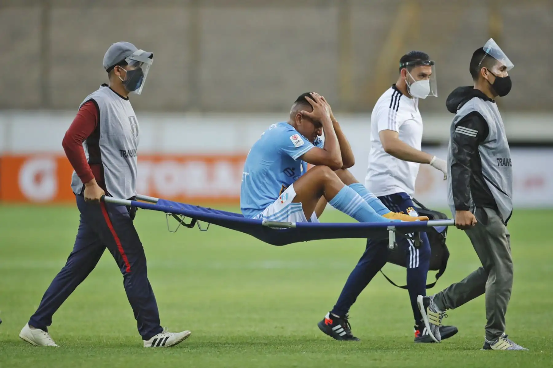 El futbolista Gianfranco Chávez de Sporting Cristal sufre una lesión durante partido ante Binacional por la Liga 1, en el Estadio Nacional. Foto: Liga 1