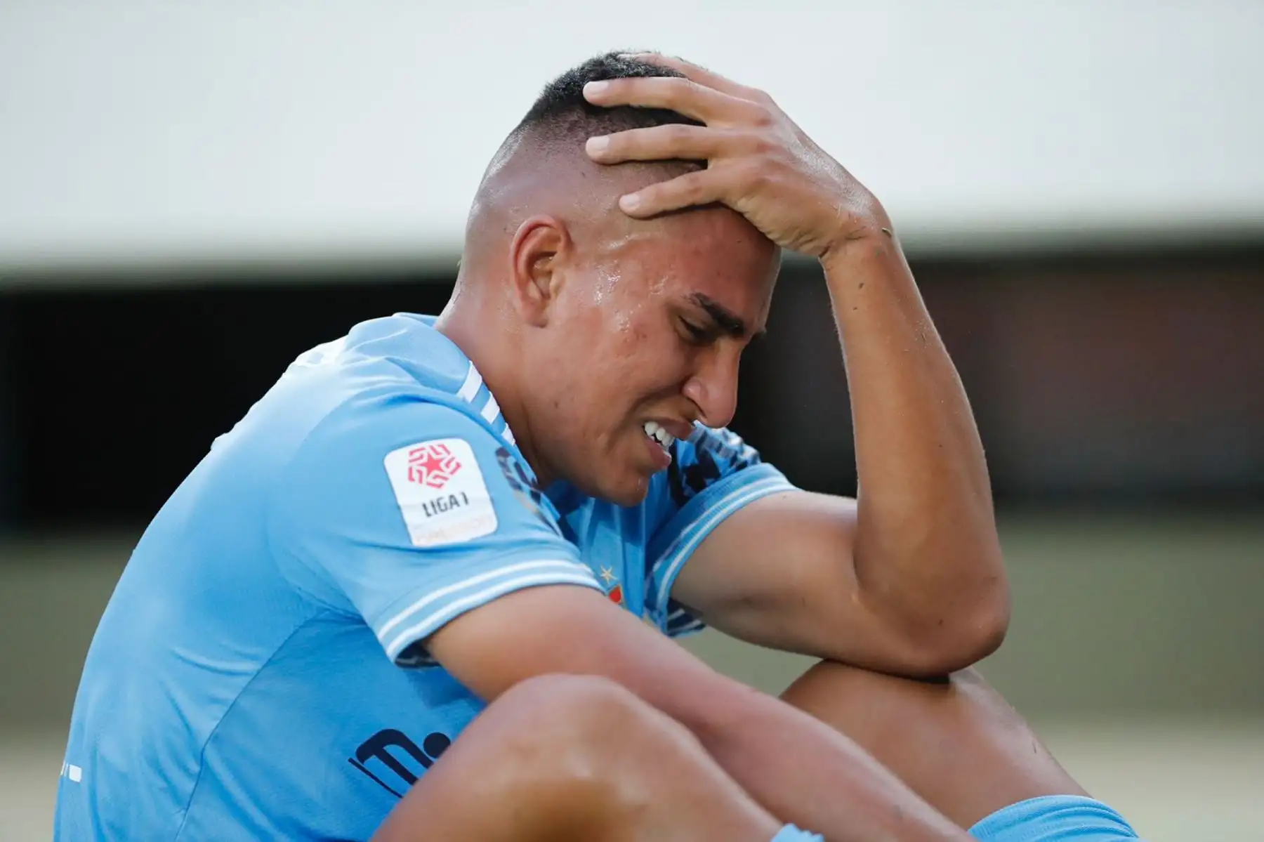 El futbolista Gianfranco Chávez de Sporting Cristal sufre una lesión durante partido ante Binacional por la Liga 1, en el Estadio Nacional. Foto: Liga 1