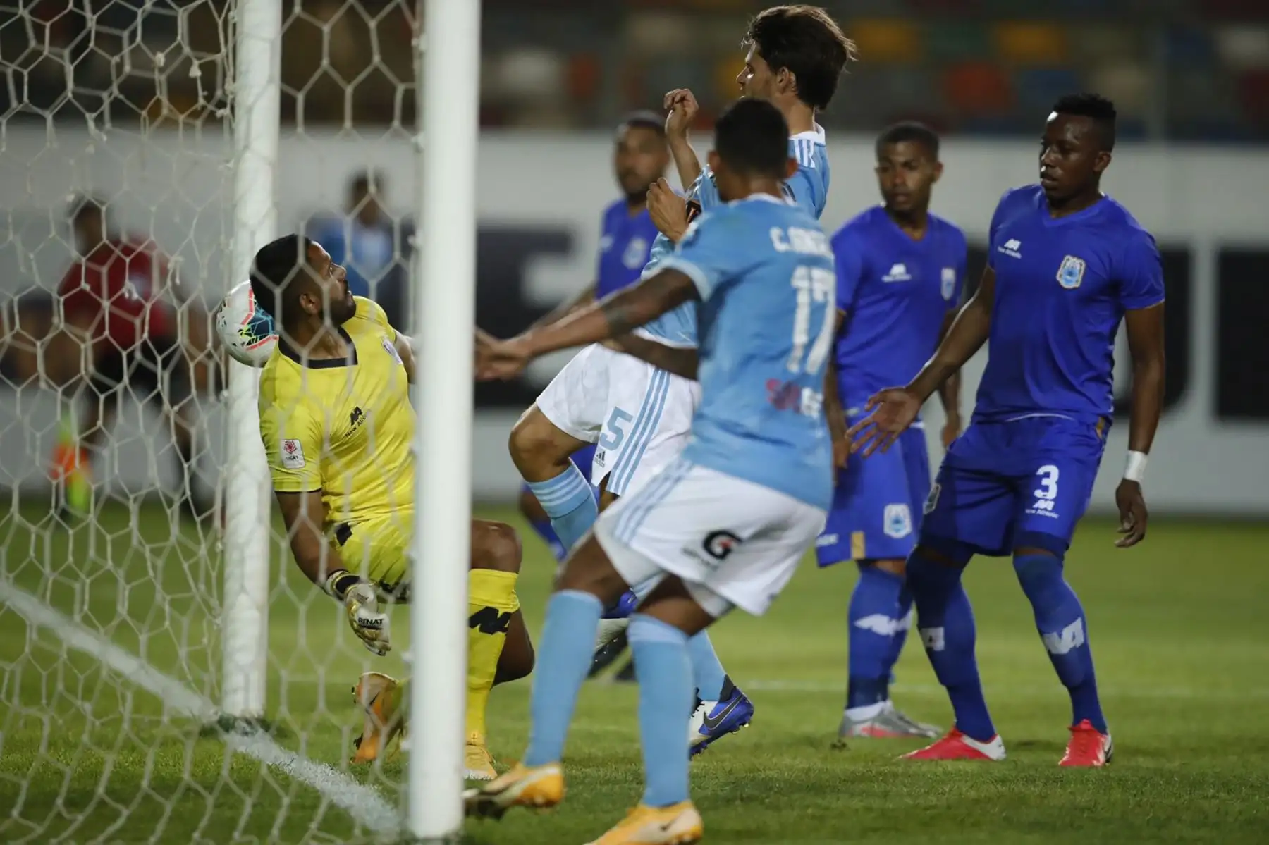 Omar Merlo de Sporting Cristal marca el 3-0 ante Binacional por la fecha 1 de la Liga 1, en el Estadio Nacional. Foto: Liga 1